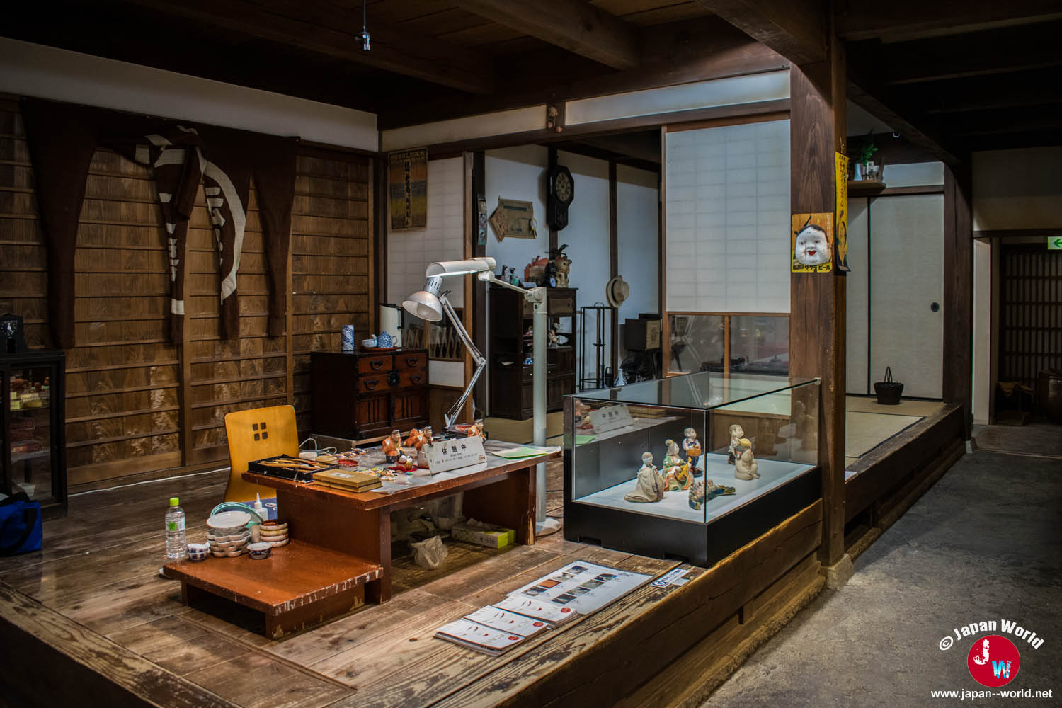 Atelier traditionnel du musée avec ses vitrines consacrées aux poupées de Hakata