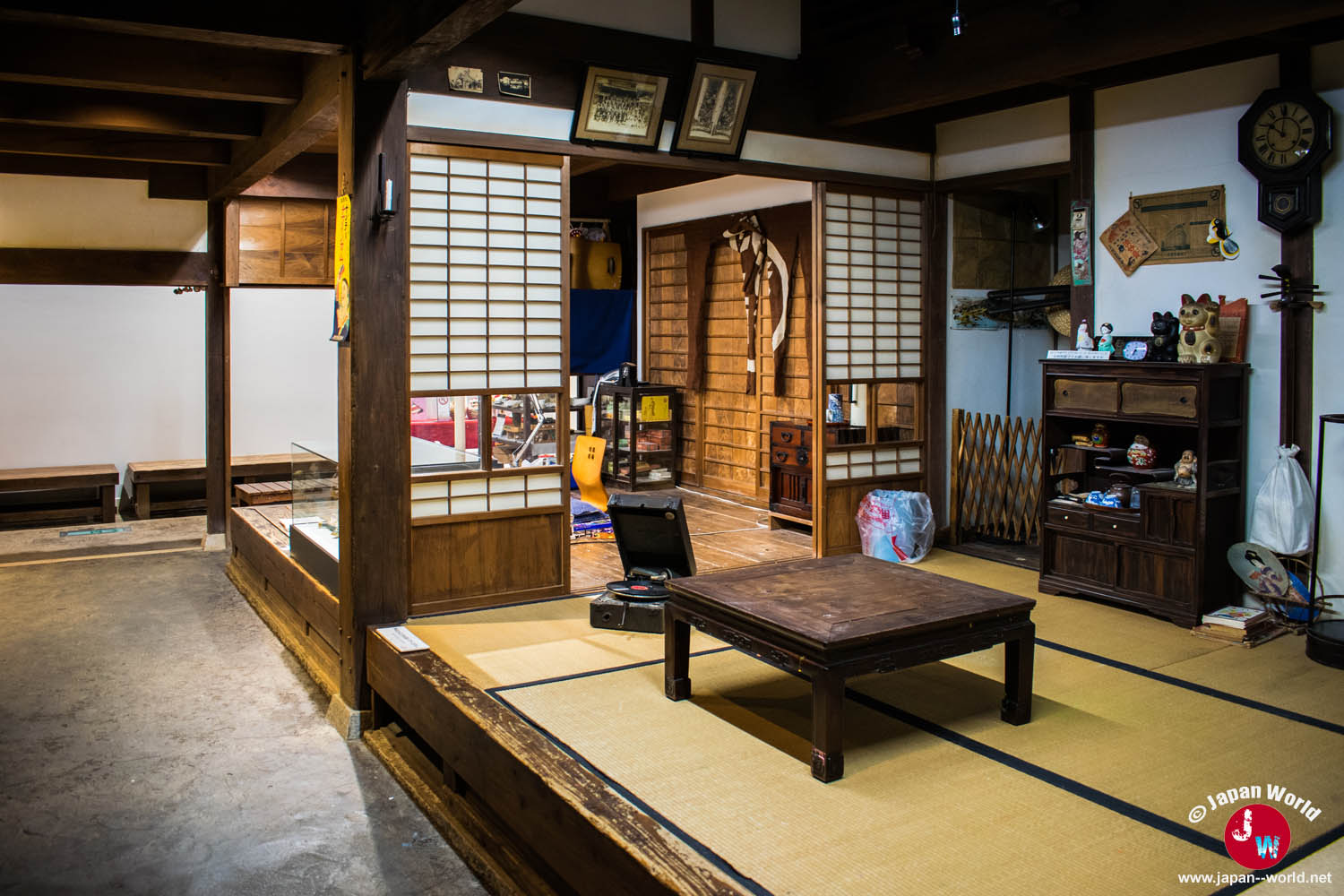 Pièce en tatami reconstituant l'atelier d'un artisan de poupées japonaises