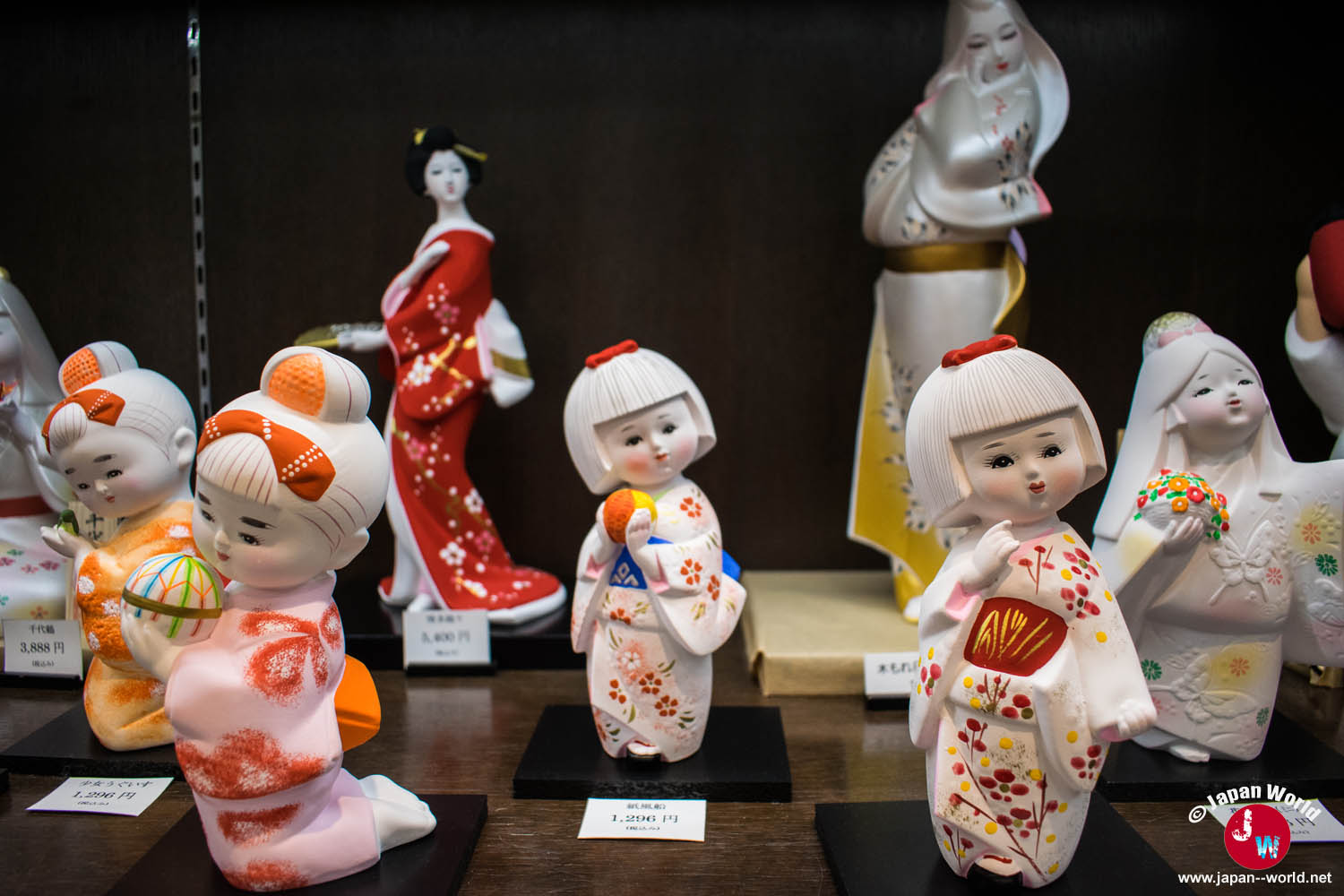 Poupées de Hakata colorées proposées dans la boutique située à côté du musée