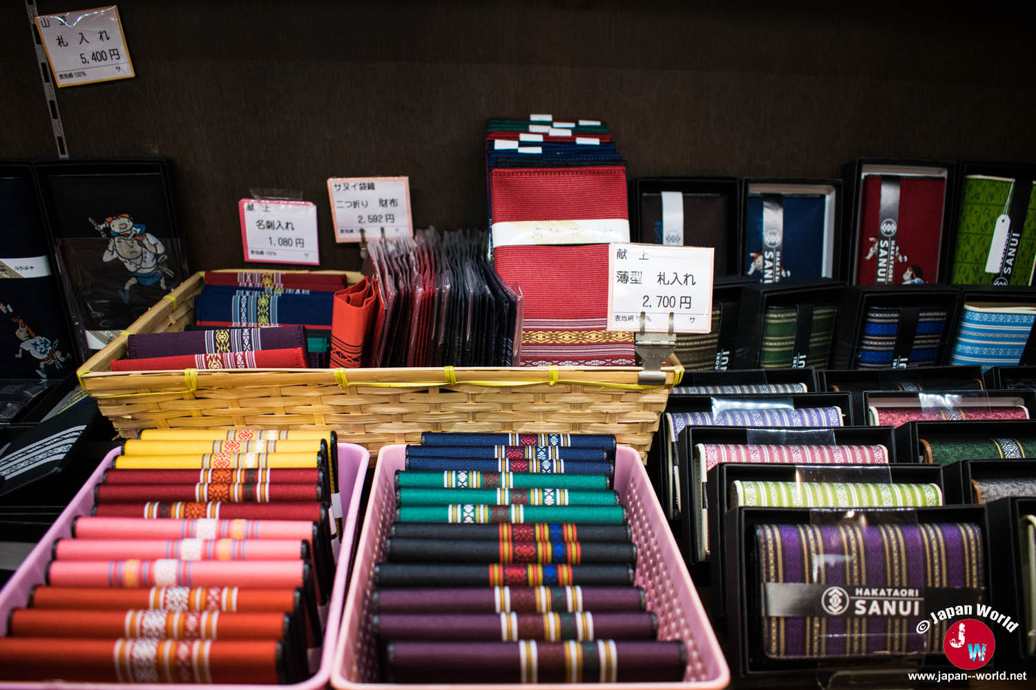 Assortiment de baguettes japonaises colorées présenté dans la boutique