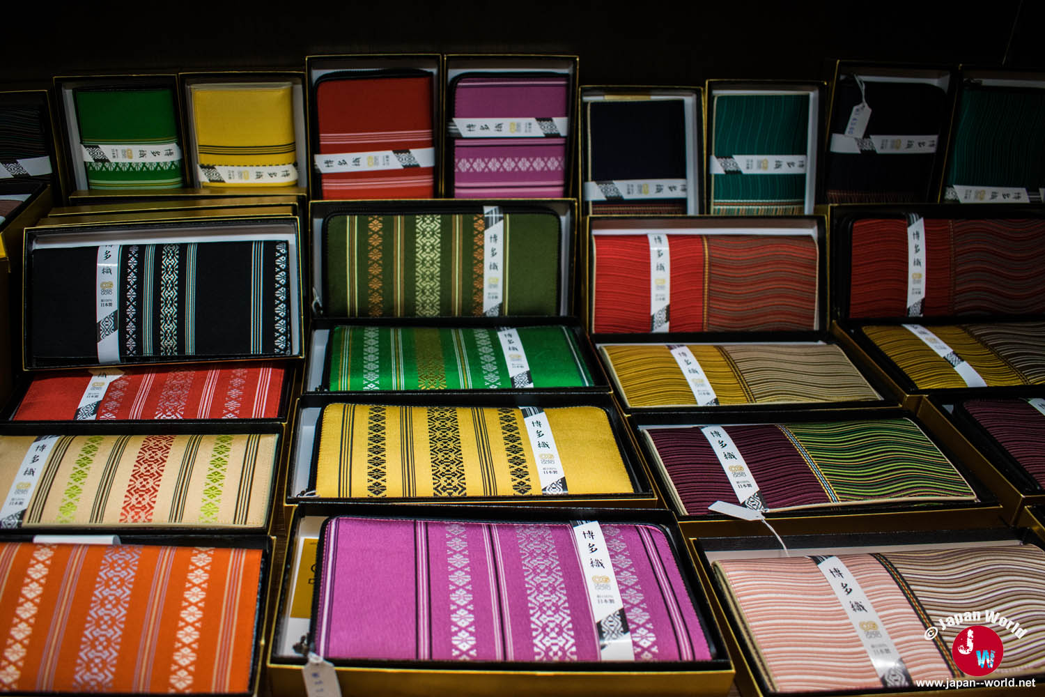 Articles textiles colorés en Hakata-ori proposés à la vente