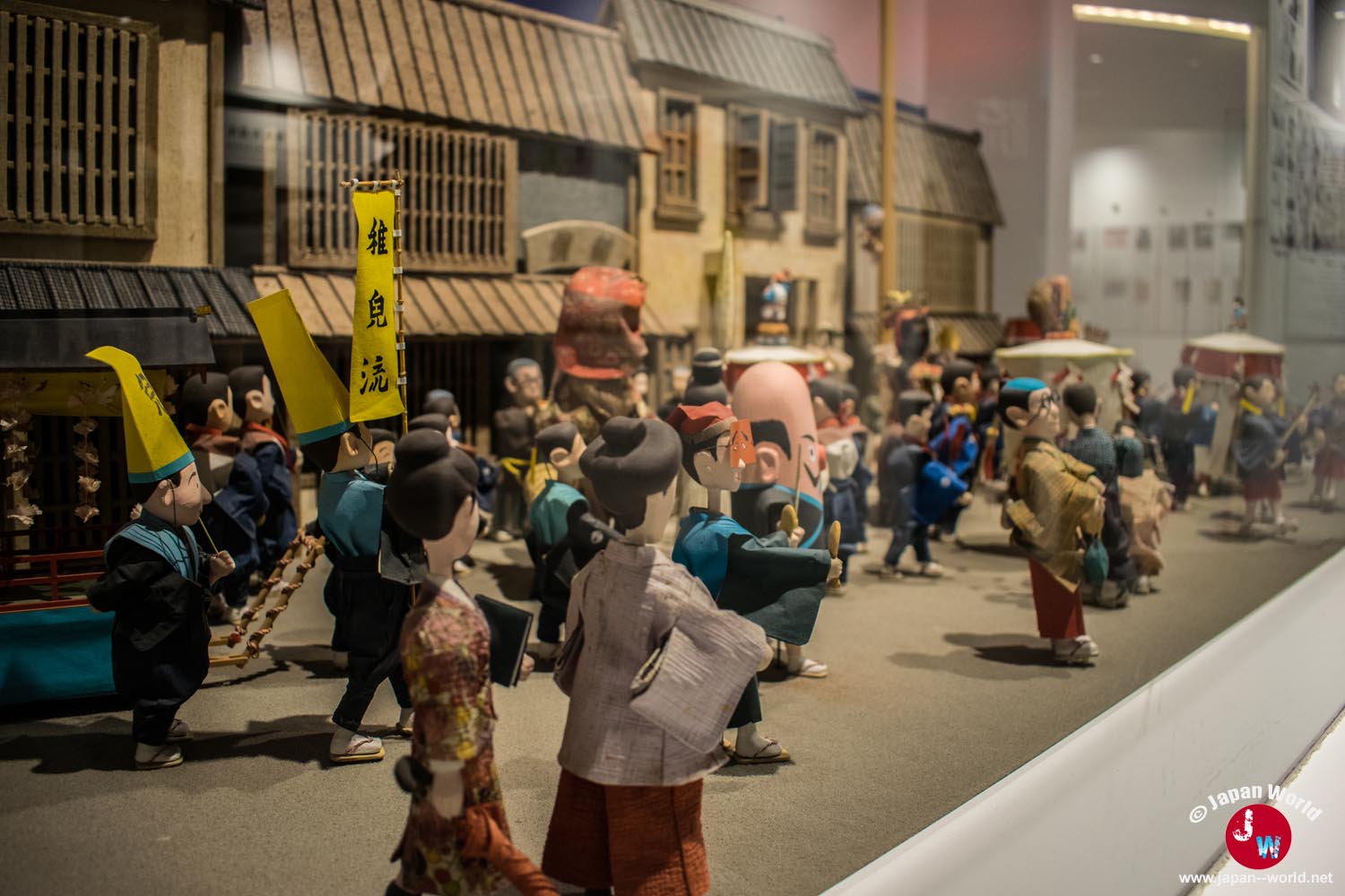 Vue rapprochée des personnages d'une procession du Hakata Matsubayashi