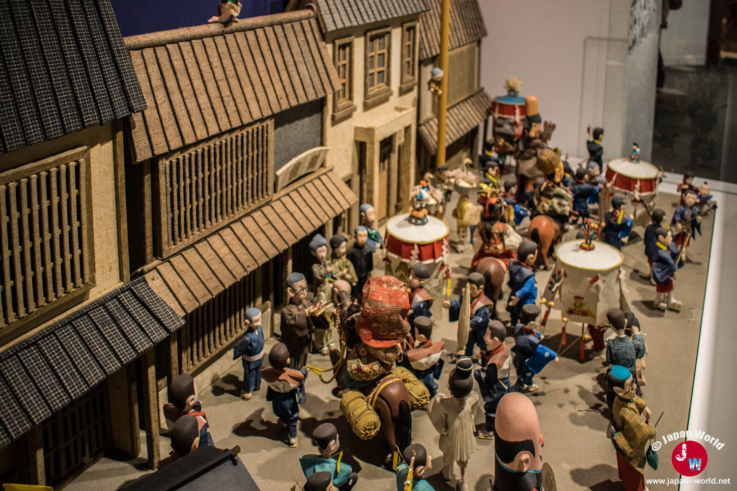 Maquette d'une foule en fête dans les anciennes rues de Hakata