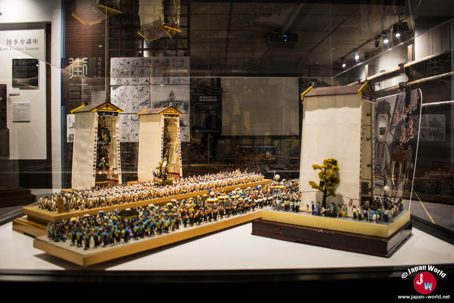Grande maquette d'un défilé de chars et de porteurs lors d'un festival de Hakata