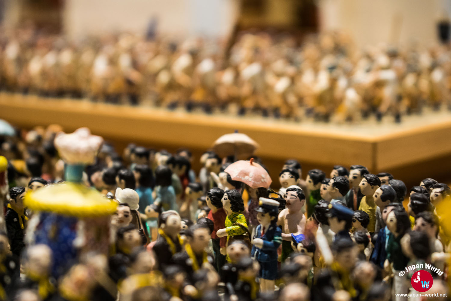 Détail des figurines rassemblées autour des chars du festival