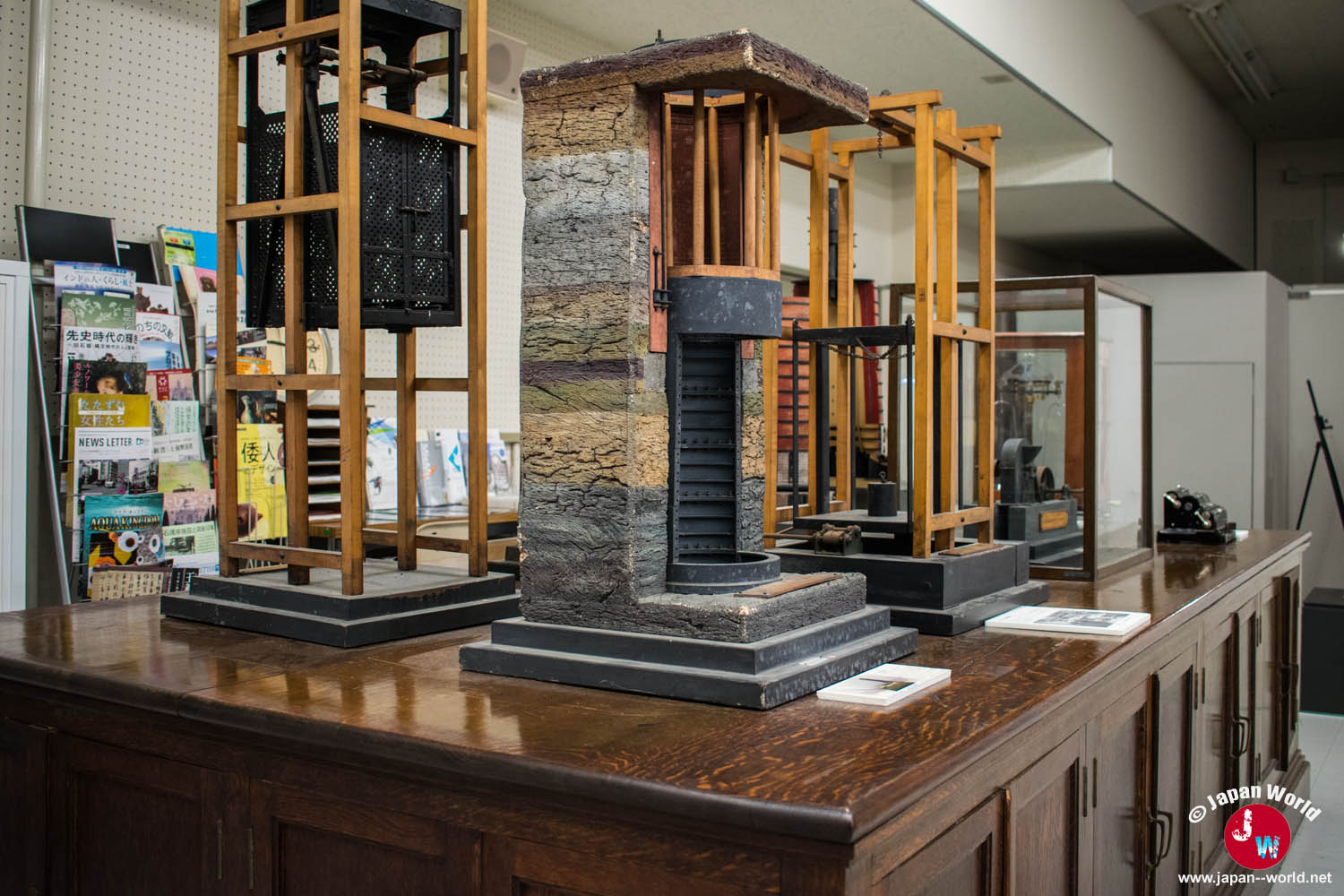 Deux anciens appareils scientifiques à structure métallique et en bois présentés dans le musée