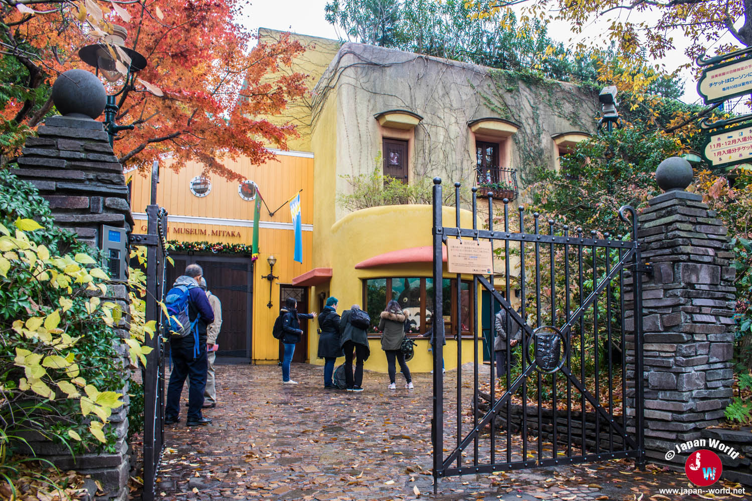 Portail ouvert donnant accès au bâtiment principal du musée Ghibli