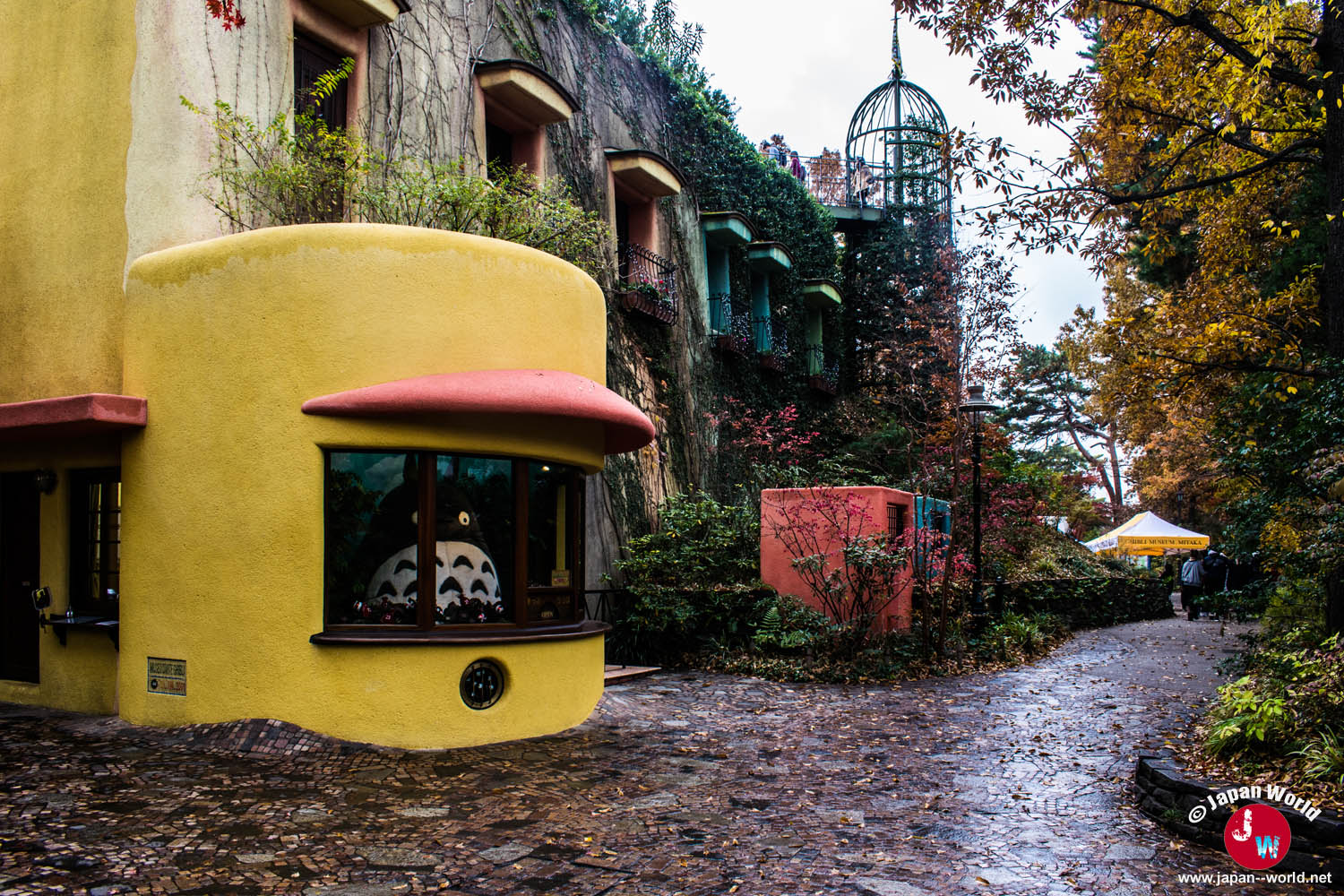 Chemin extérieur entre la billetterie et le bâtiment du musée Ghibli