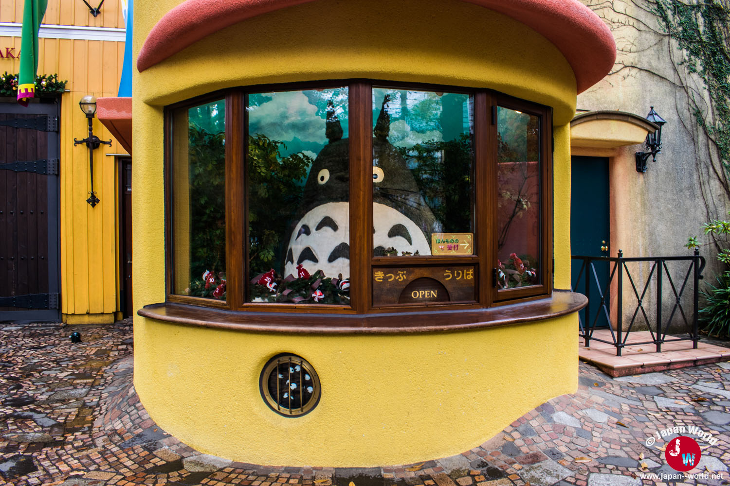 Guichet jaune du musée Ghibli avec Totoro derrière la vitre
