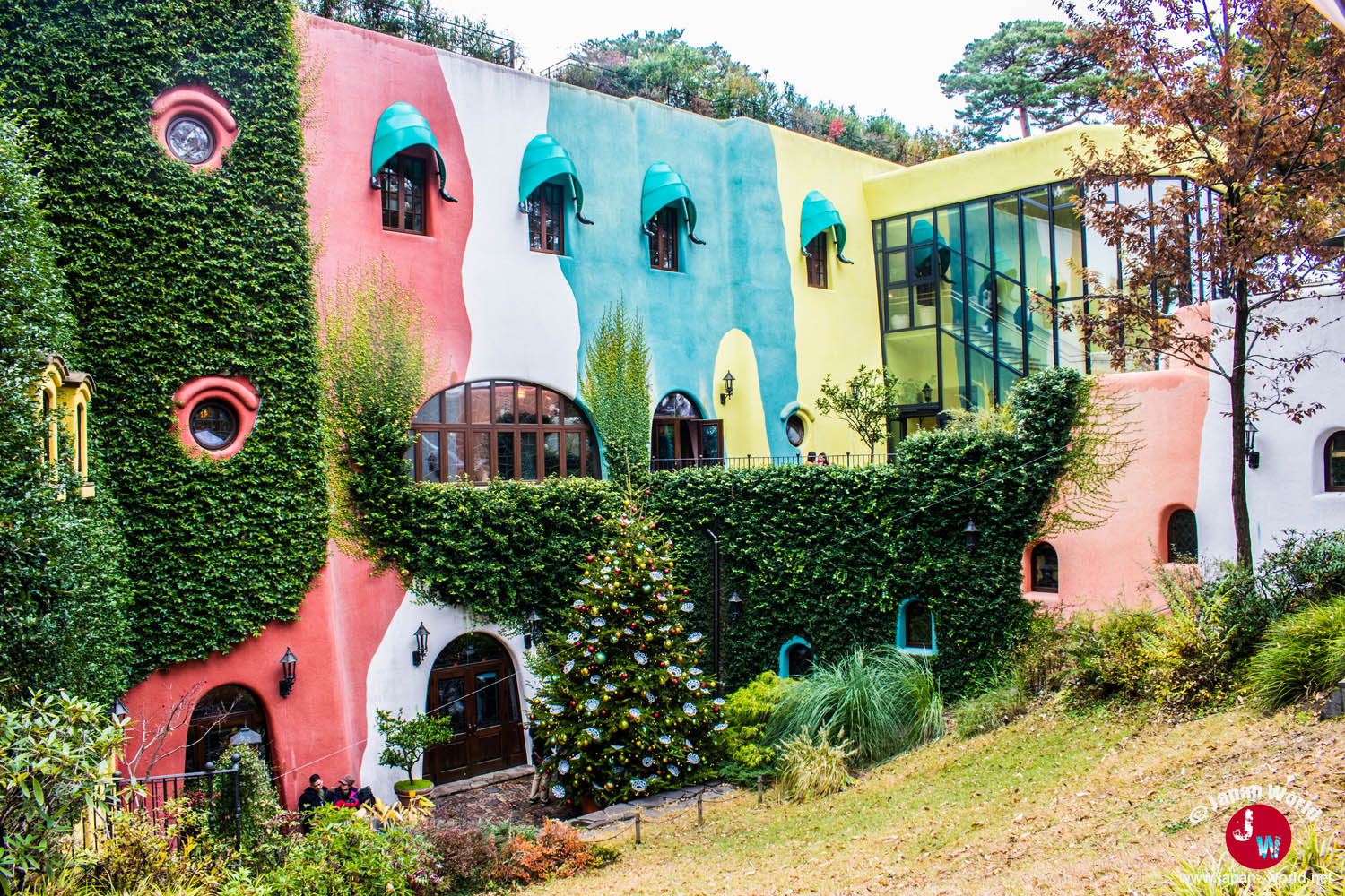 Façade colorée et couverte de végétation du musée Ghibli à Mitaka