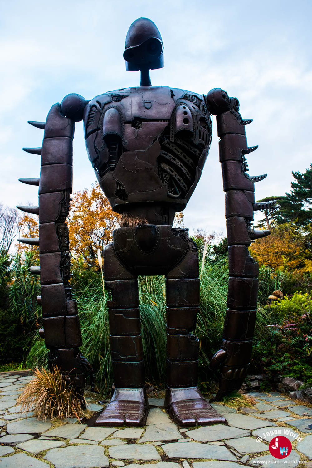 Robot Soldat du Château dans le ciel représenté en pied sur le toit du musée Ghibli