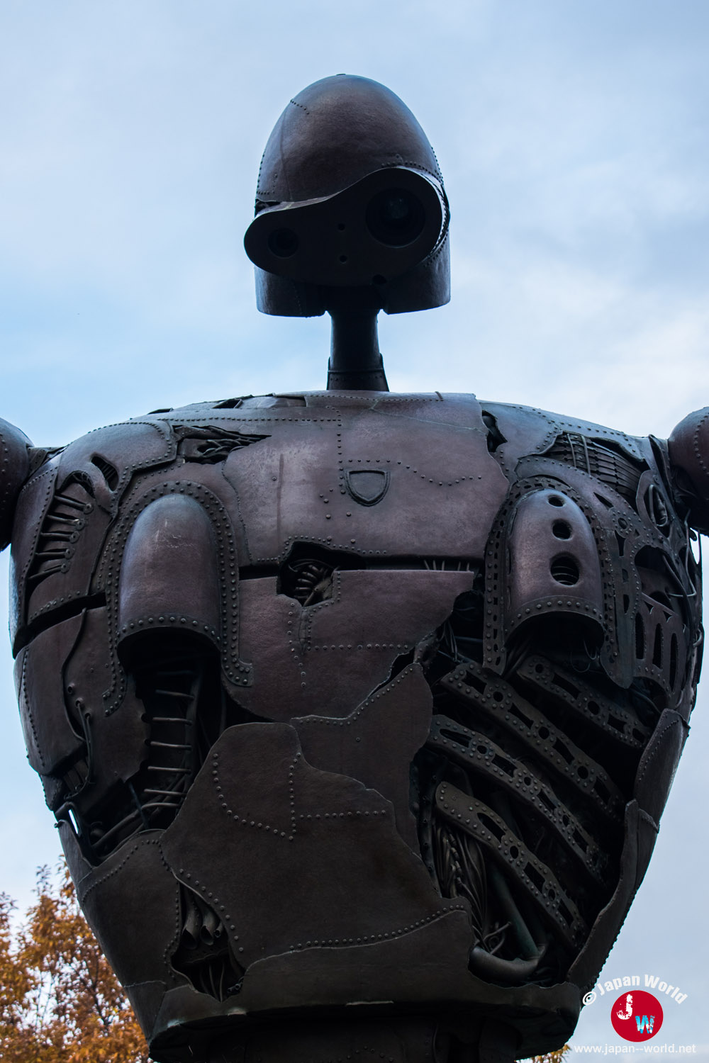 Buste et visage du Robot Soldat du Château dans le ciel vus en contre-plongée