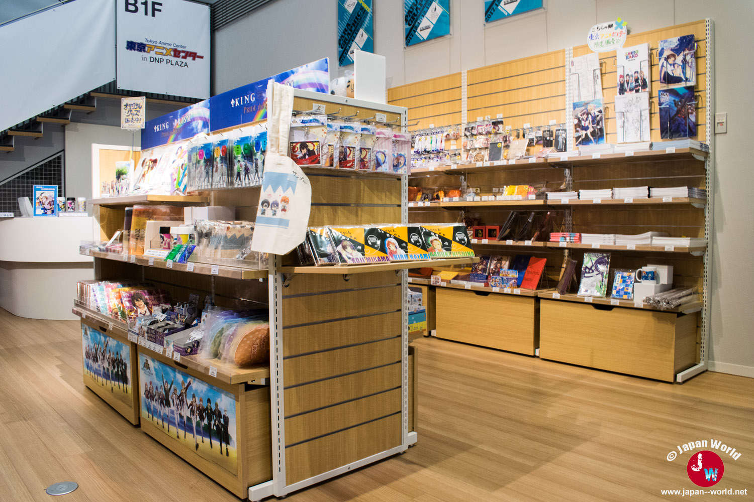 Étagères de la boutique garnies de produits dérivés de mangas et d'animés, dont King of Prism