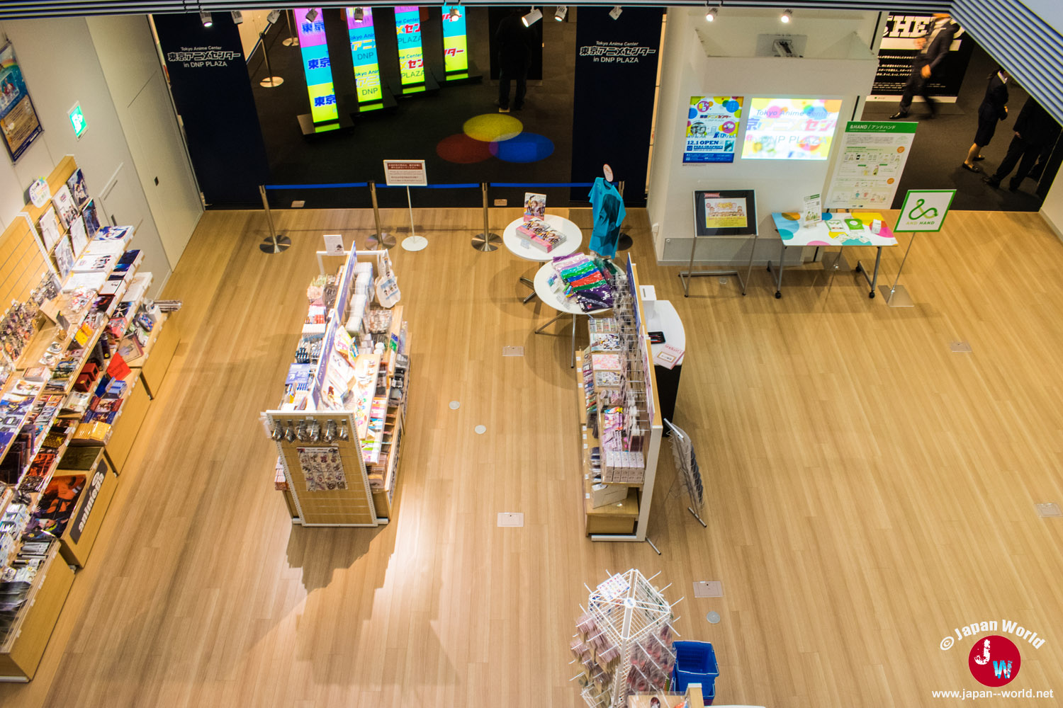 Vue en plongée sur l'espace d'accueil, la boutique et l'entrée de l'exposition du Tokyo Anime Center