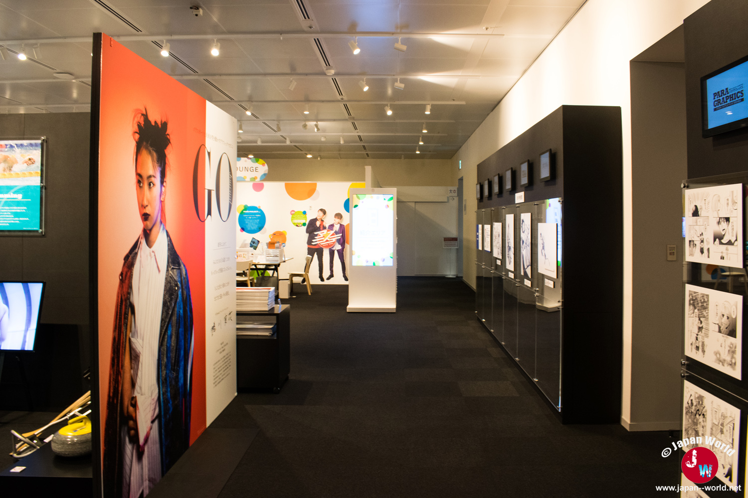 Allée de l'exposition sur le sport paralympique bordée de planches de manga au Tokyo Anime Center