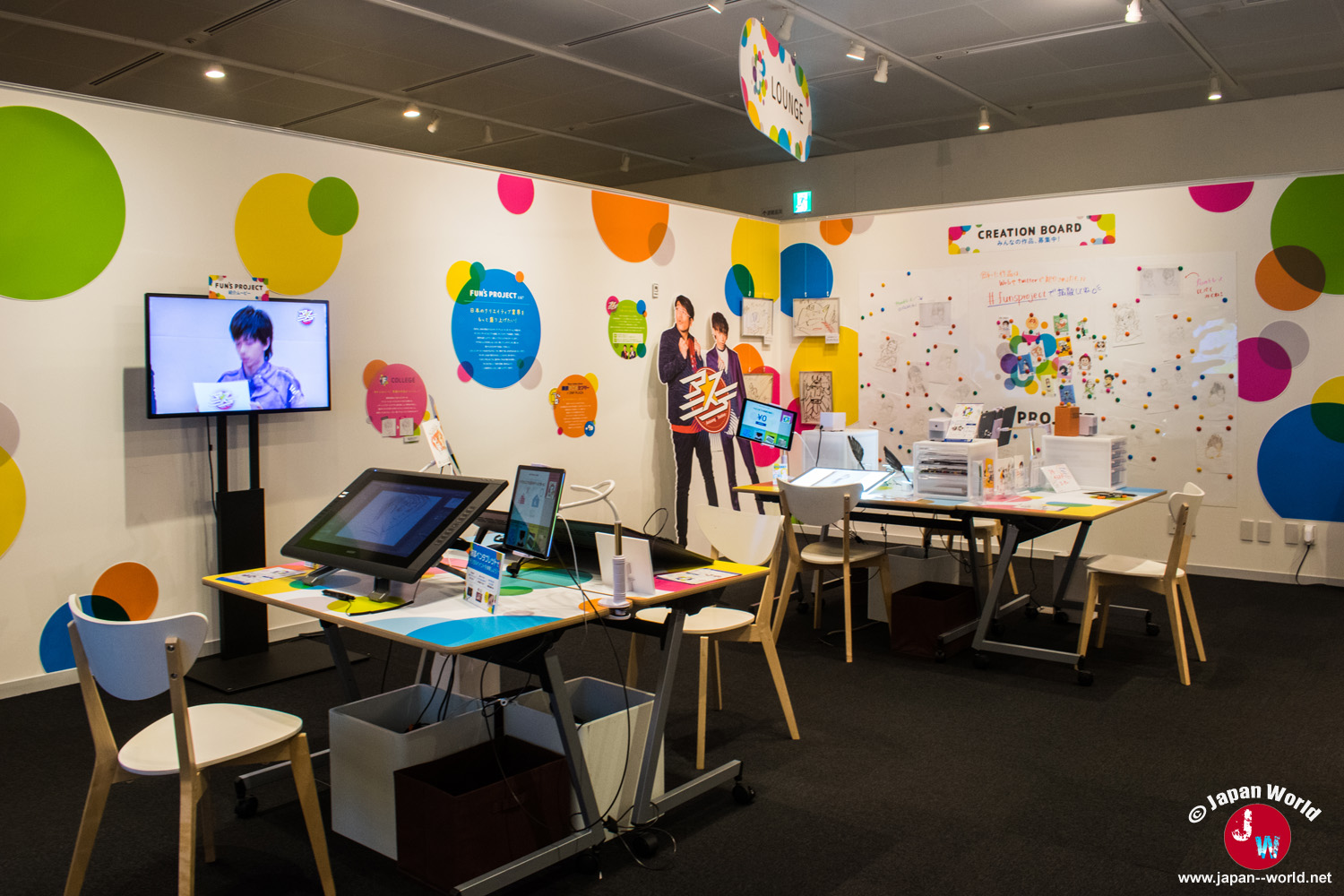 Espace de dessin du Tokyo Anime Center avec tablettes graphiques, matériel et tableau de créations