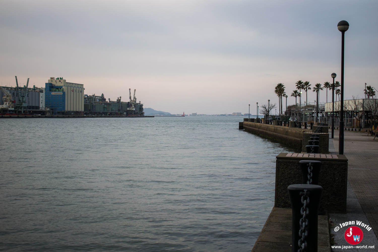 Quai du port de Hakata bordé de lampadaires face aux installations portuaires