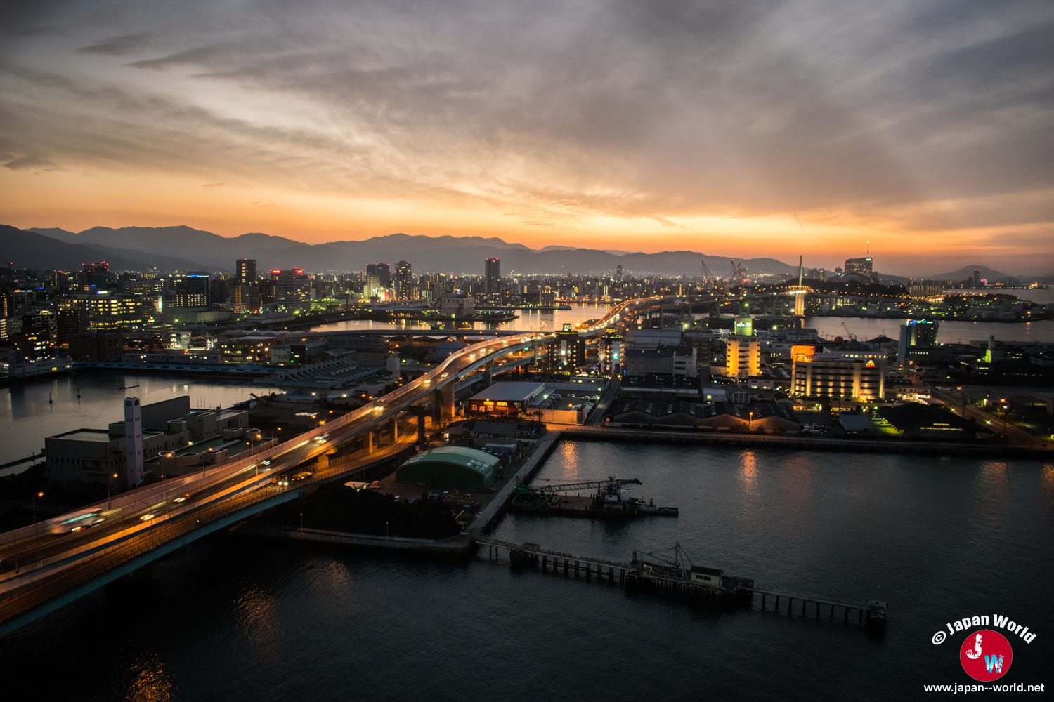 Coucher de soleil sur Fukuoka, ses canaux et ses voies rapides depuis la Hakata Port Tower