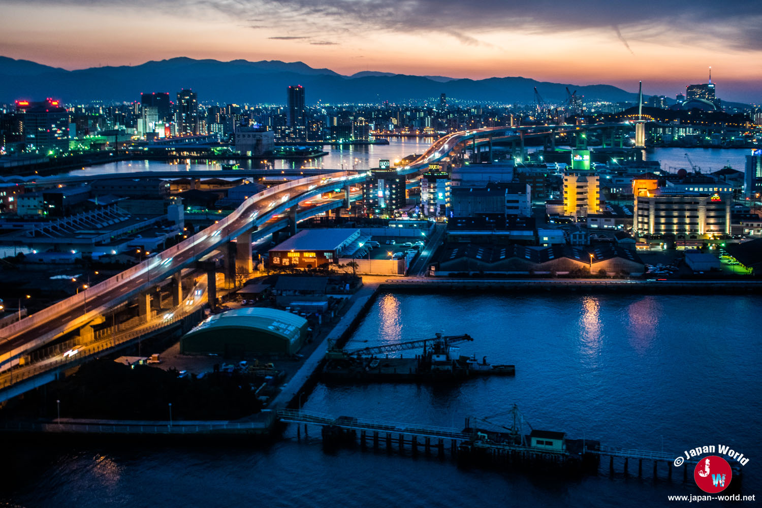 Panorama nocturne sur les voies rapides, les canaux et les immeubles de Fukuoka
