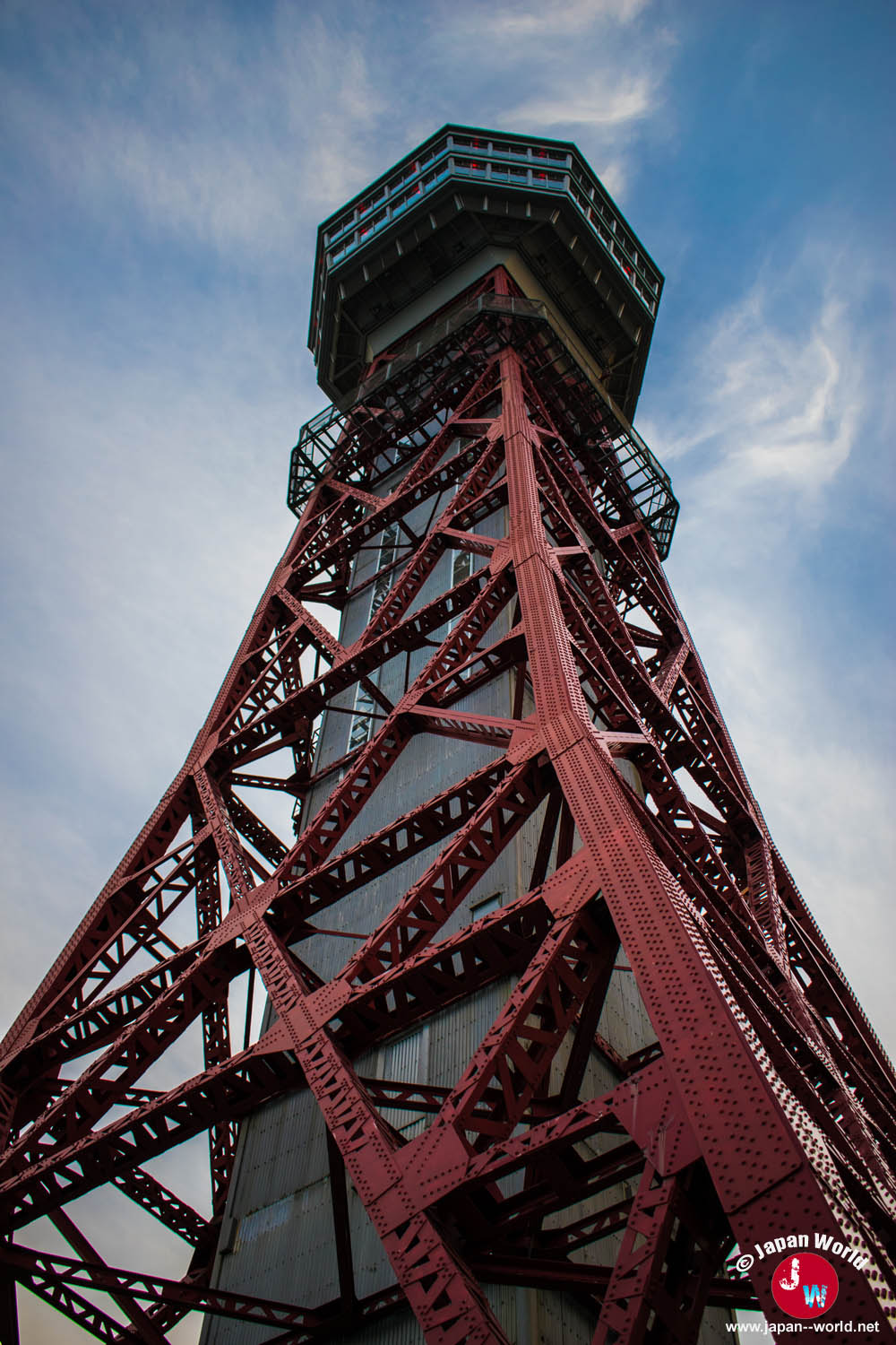 Structure métallique rouge de la Hakata Port Tower vue en contre-plongée