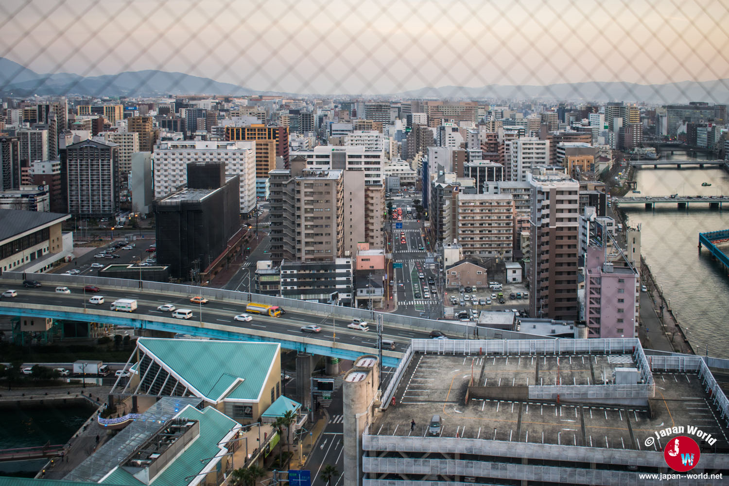 Centre-ville de Fukuoka vu à travers le vitrage quadrillé de l'observatoire