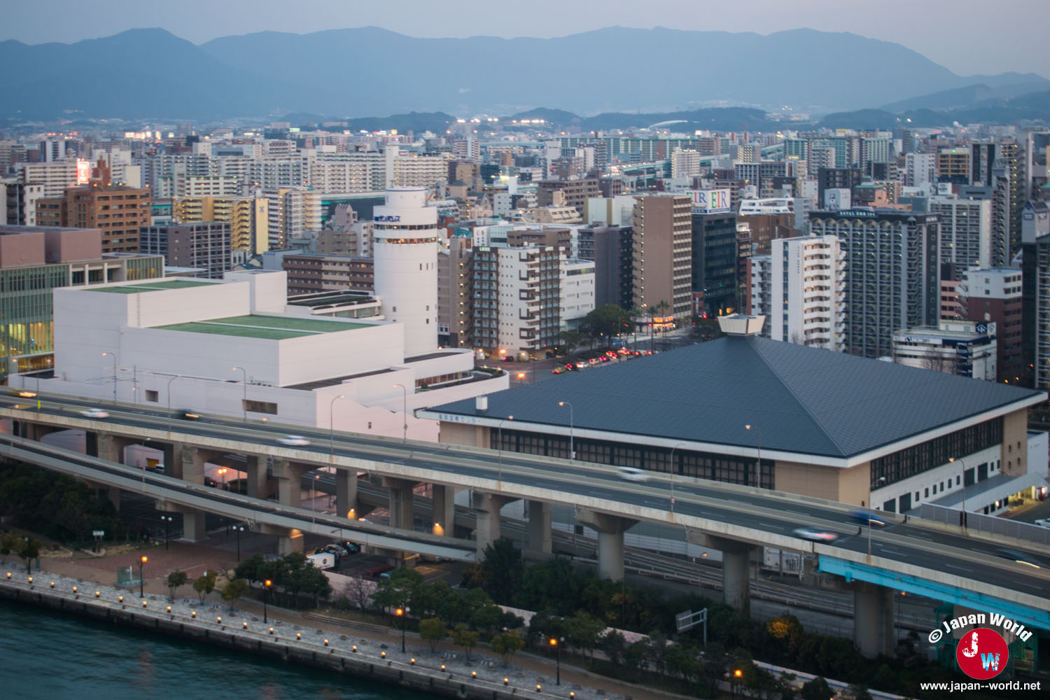 Immeubles de Fukuoka et voie rapide vus depuis la tour à la tombée du jour