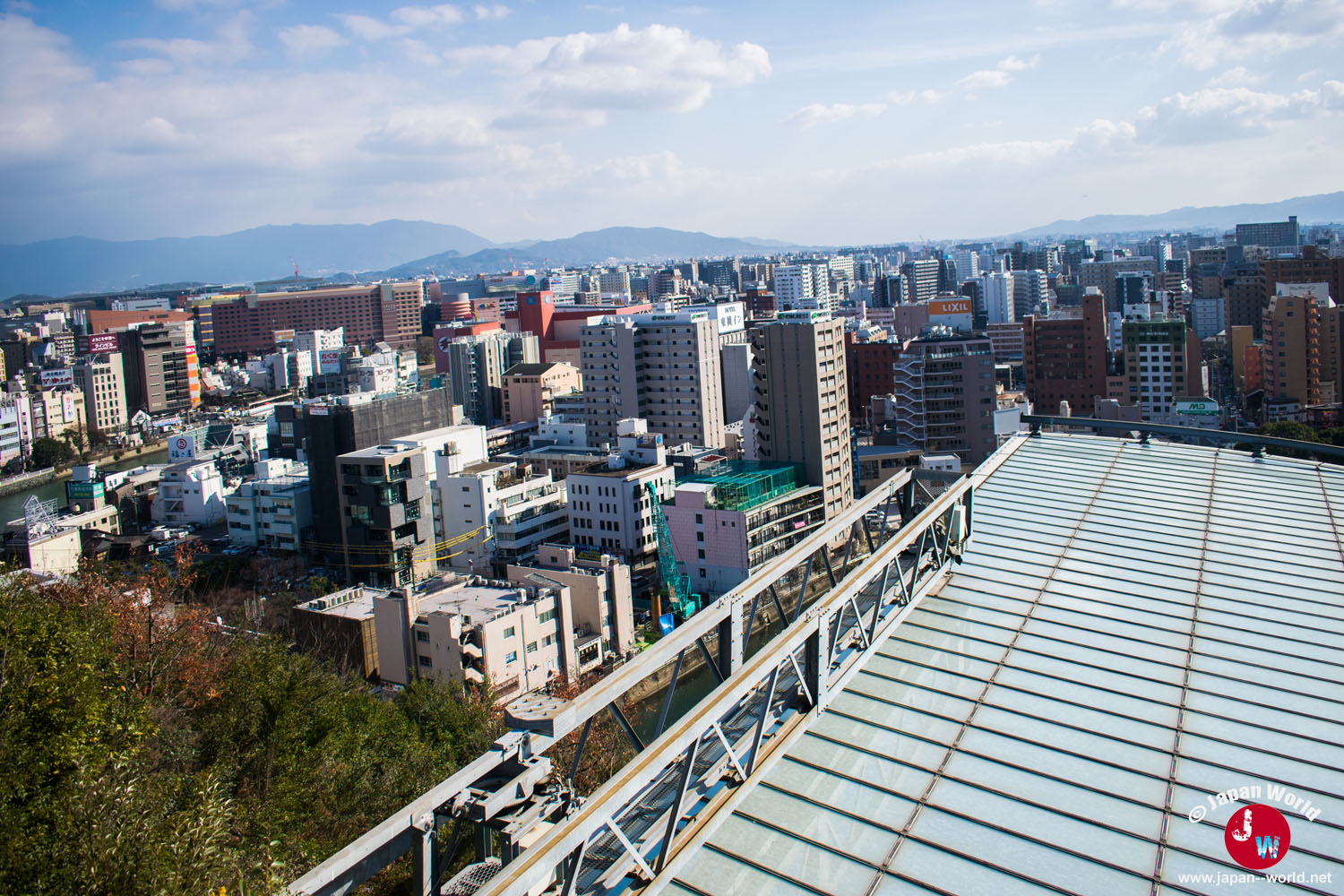 Centre de Fukuoka et montagnes vus au-dessus du toit d'ACROS