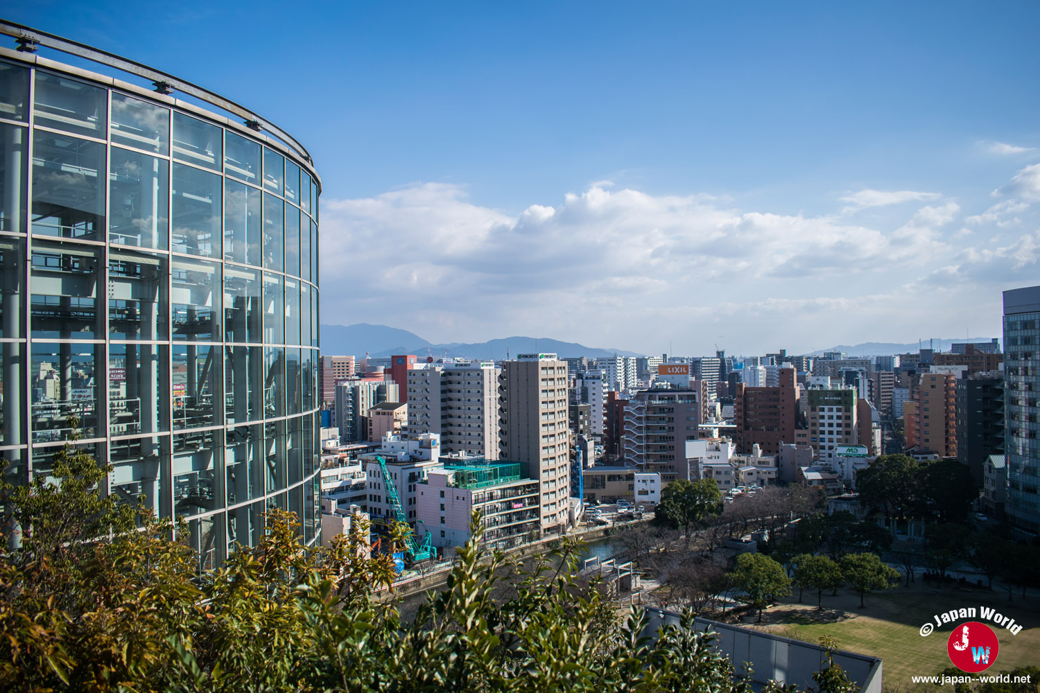 Verrière cylindrique d'ACROS Fukuoka face au quartier de Tenjin