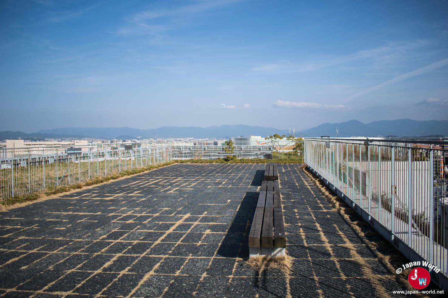 Terrasse supérieure de l'observatoire d'ACROS Fukuoka avec son banc
