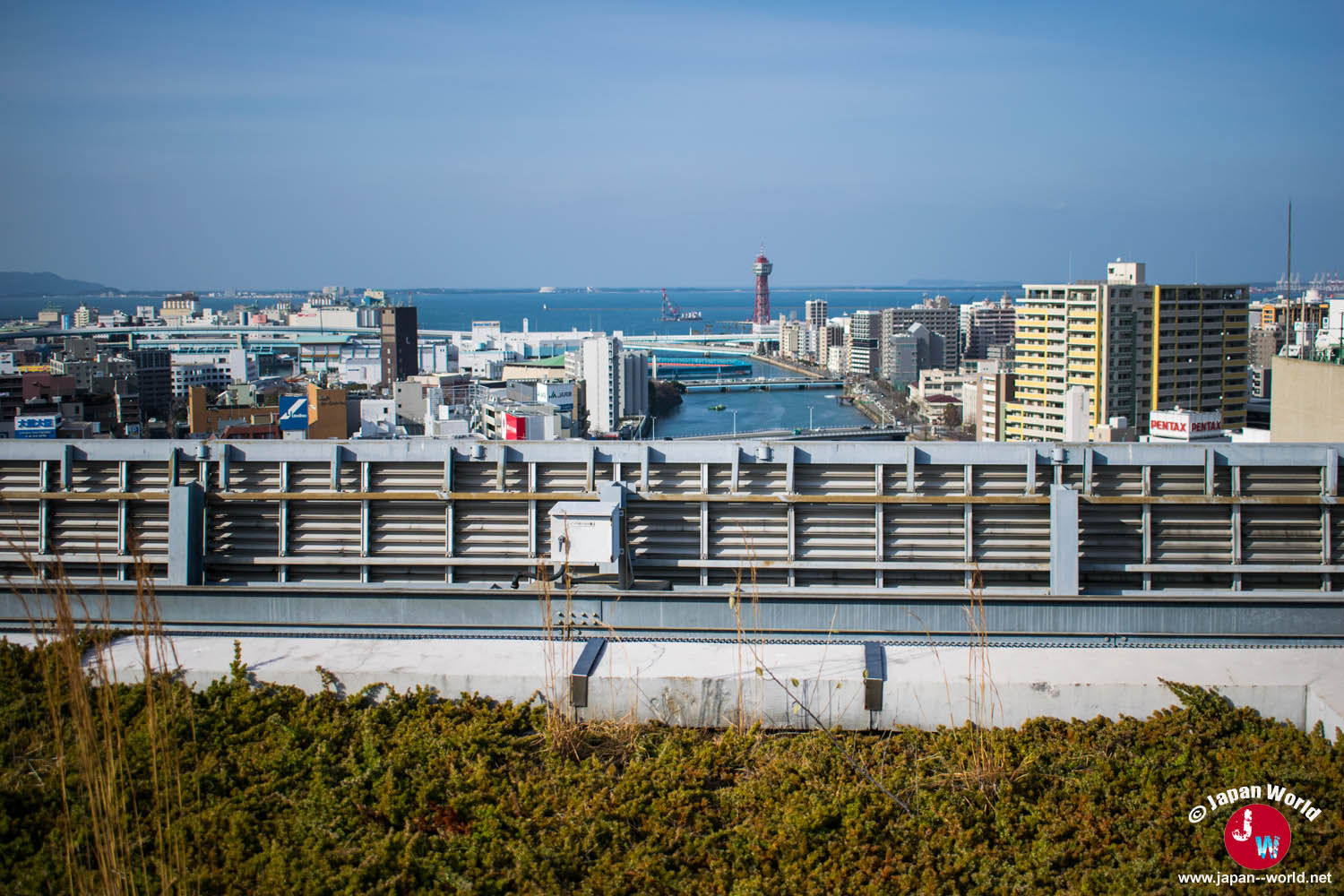 Hakata Port Tower et rivière Naka vues depuis l'observatoire d'ACROS