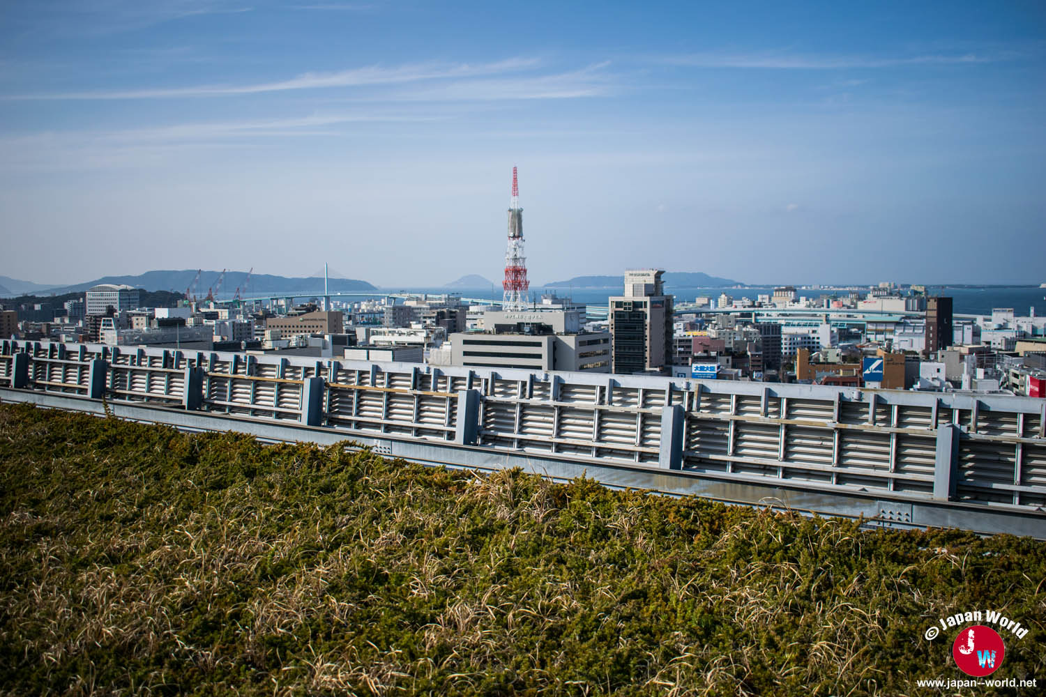 Tour de télécommunication et port de Fukuoka vus depuis ACROS