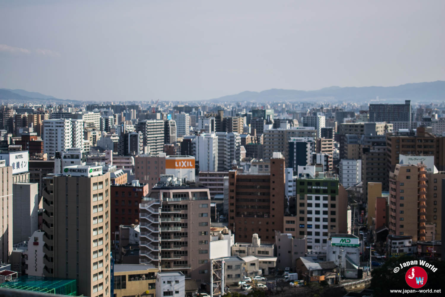 Immeubles du centre de Fukuoka avec les montagnes à l'horizon