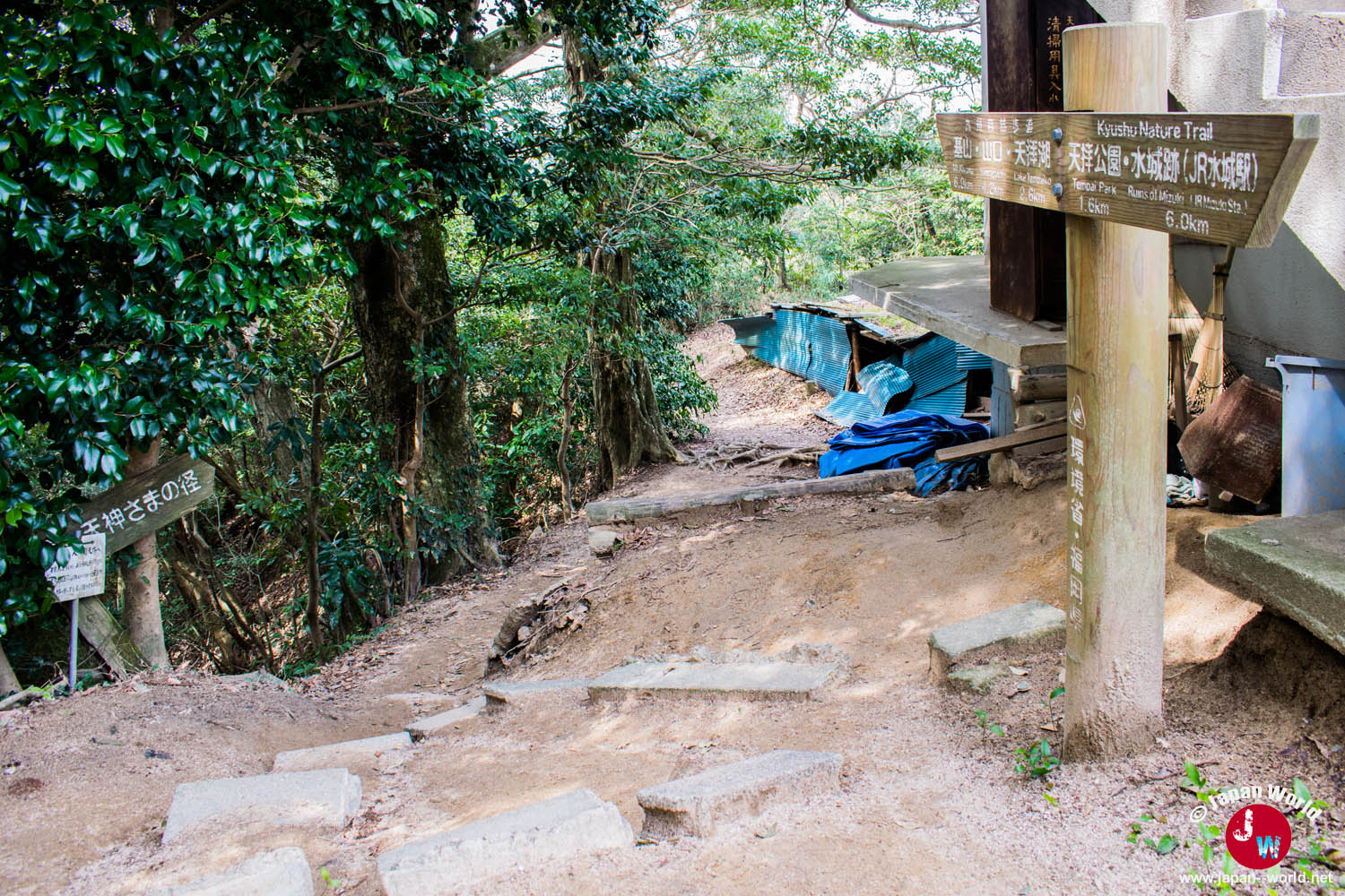 Chemin derrière le sanctuaire pour descendre du mont Tenpaizan