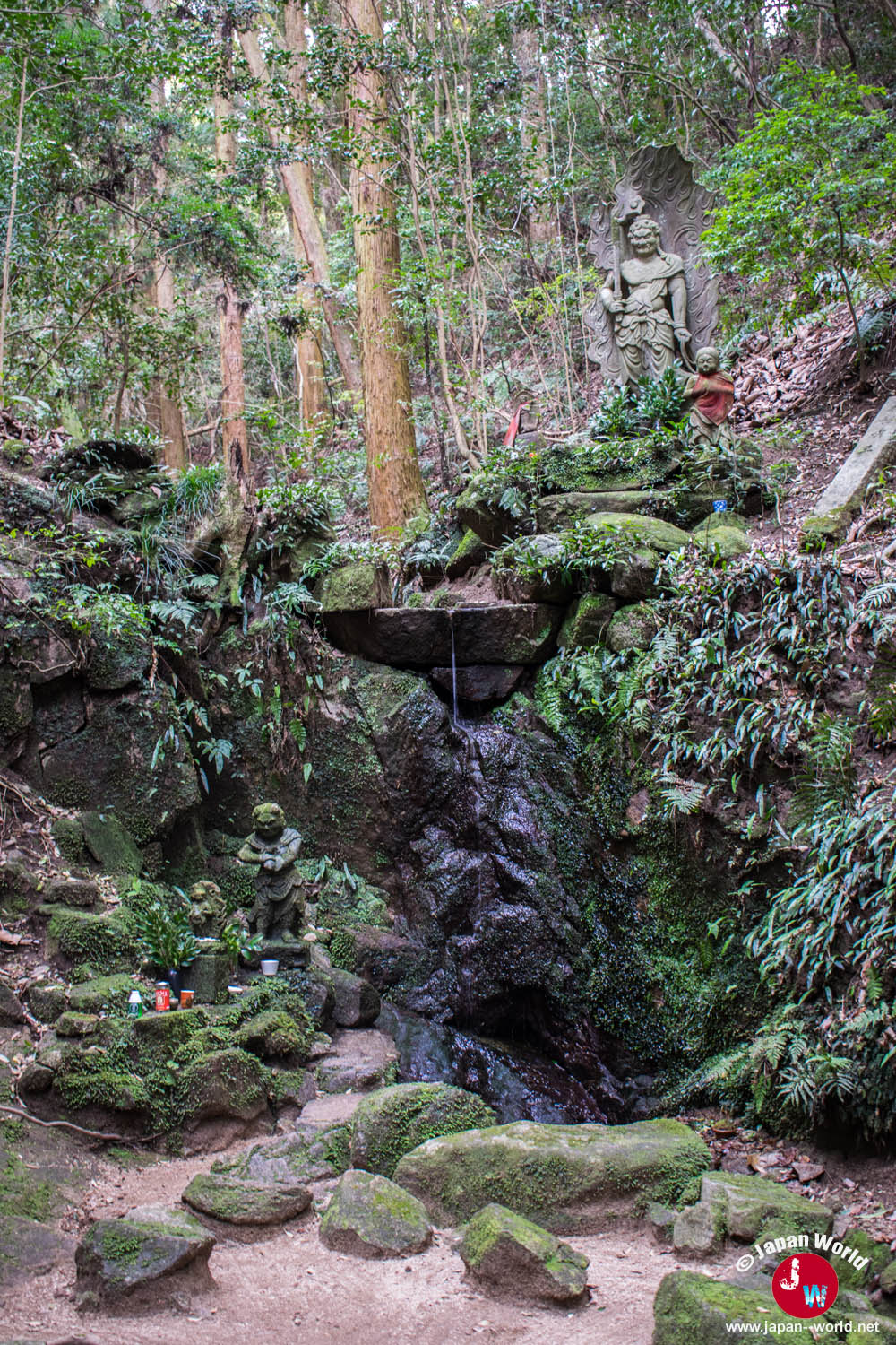 Petite chute d'eau et statues du sanctuaire du mont Tenpaizan
