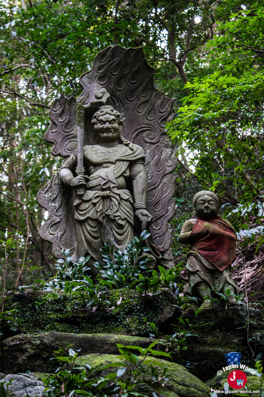 Grande statue en pierre près de la cascade du mont Tenpaizan