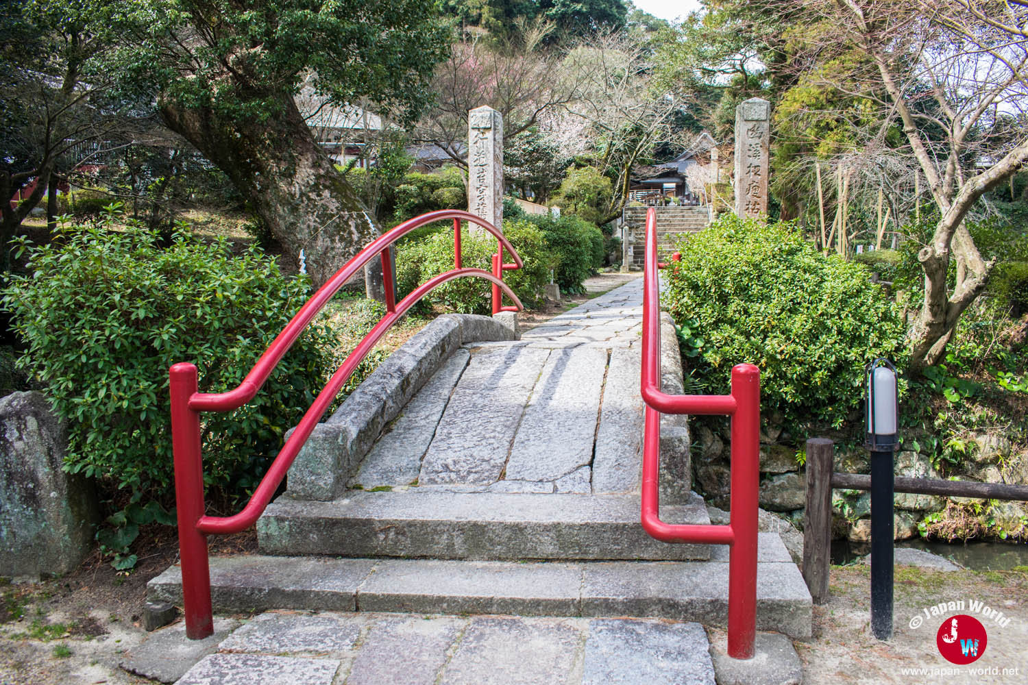 Petit pont rouge dans l'enceinte du temple Chinkazan Buzo-ji
