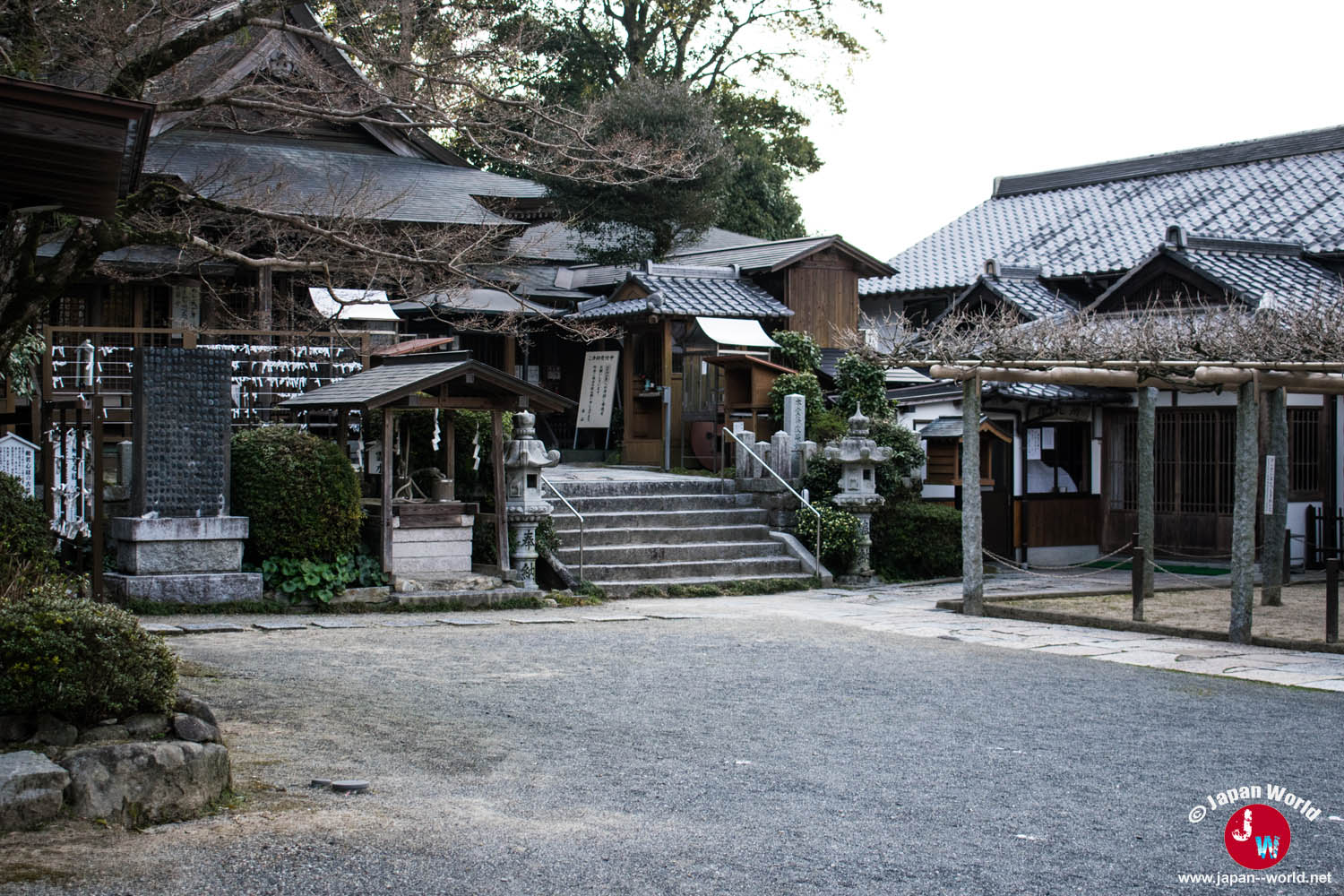 Cour et bâtiments du temple Chinkazan Buzo-ji au Tenpaizan