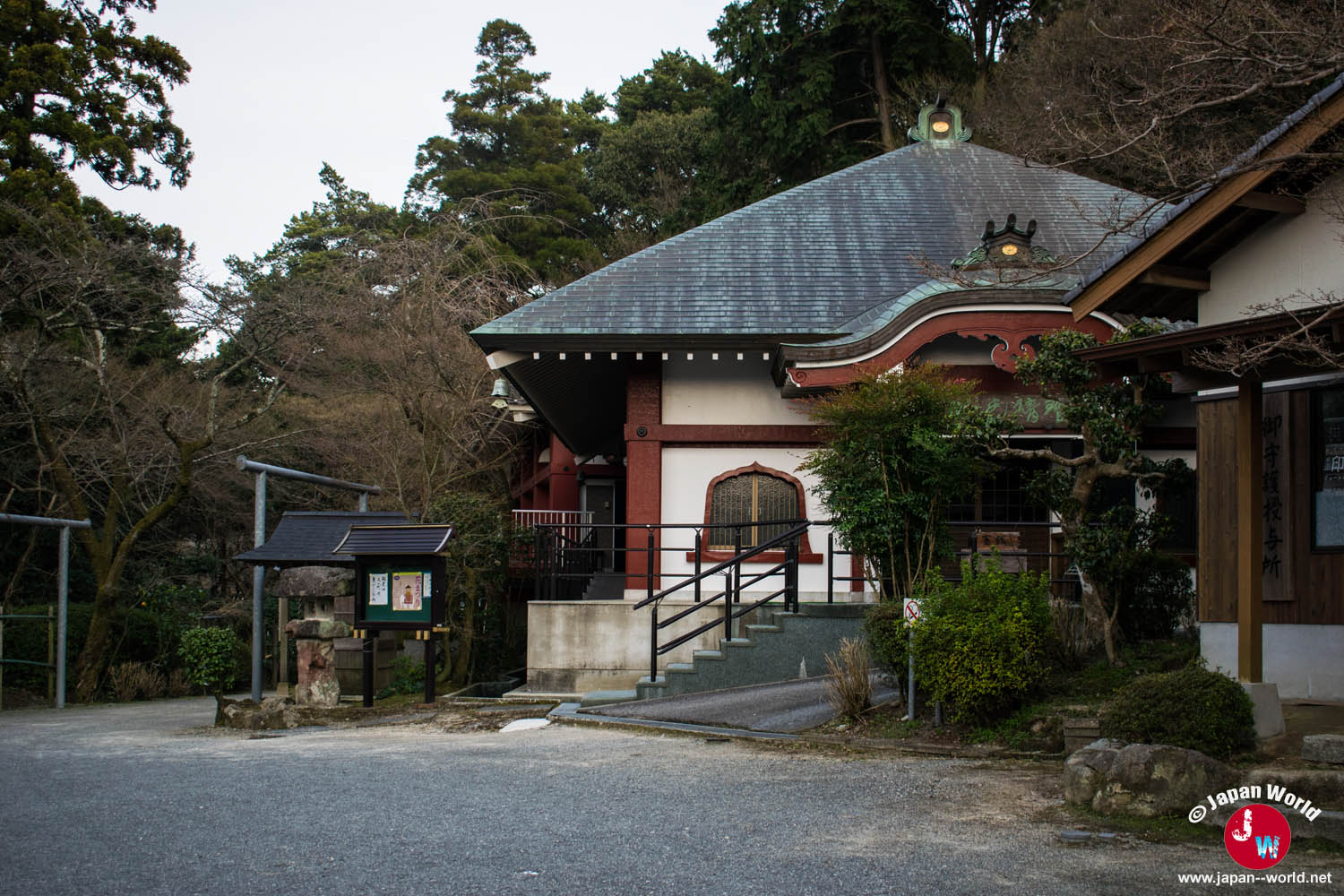 Sanctuaire voisin du temple Chinkazan Buzo-ji au mont Tenpaizan