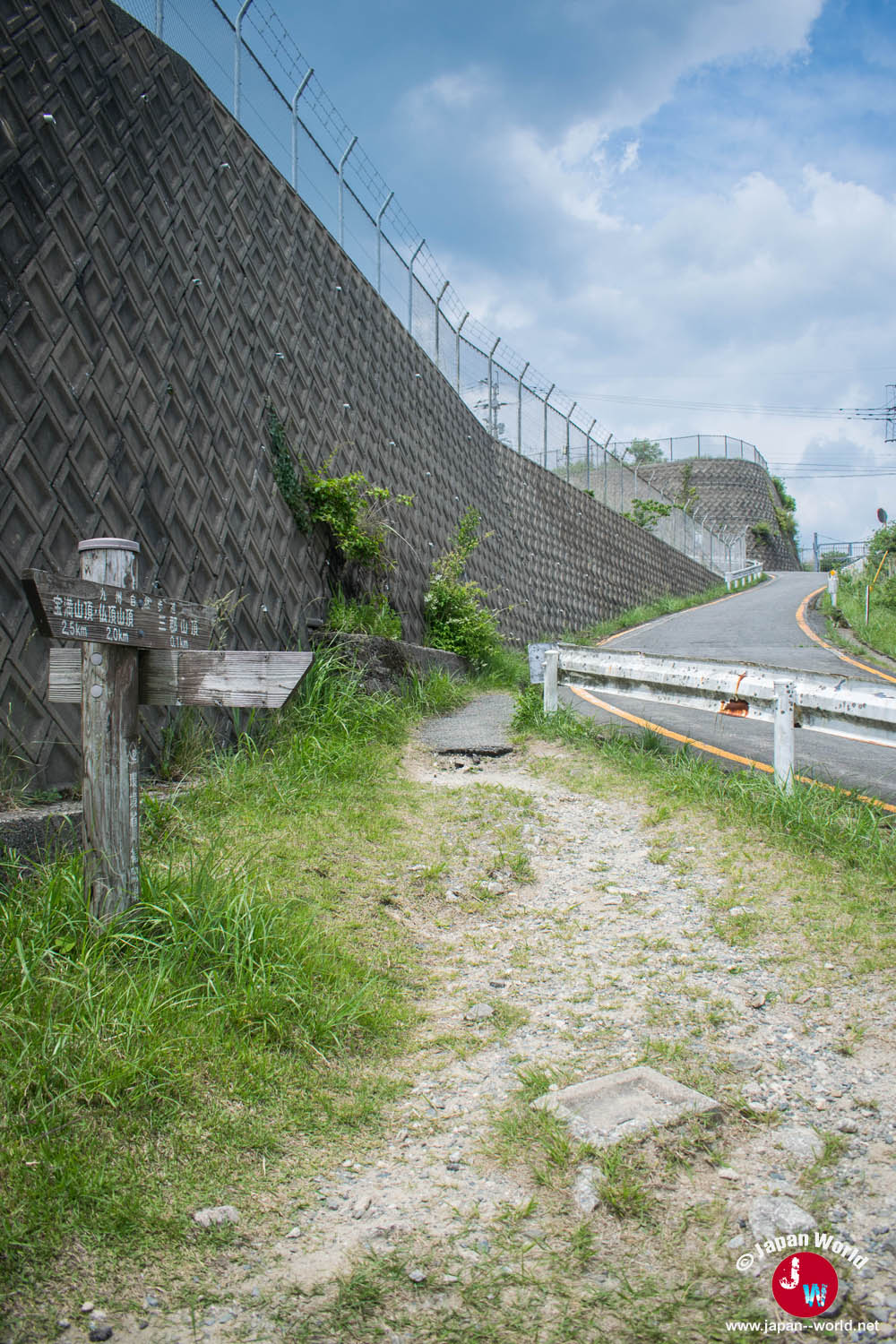 Chemin rejoignant une route au pied d'un mur près de Sangunsan