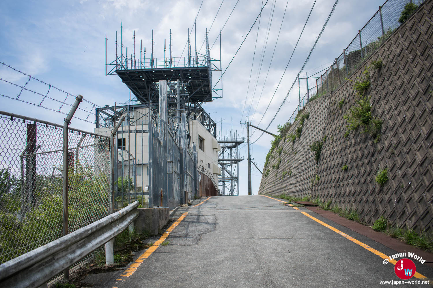 Route longeant les installations situées sous le sommet de Sangunsan