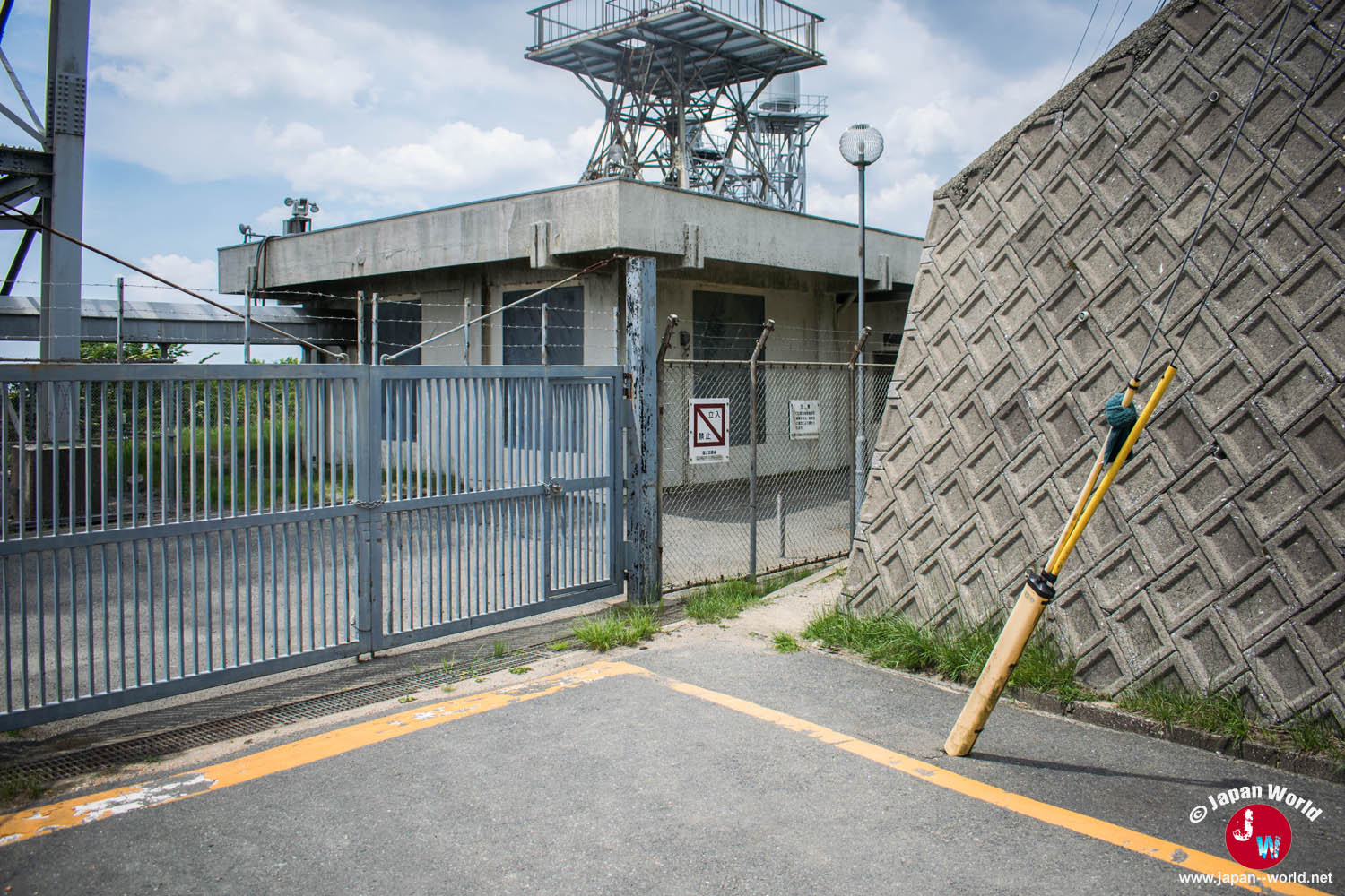 Portail des installations près du sommet du mont Sangunsan