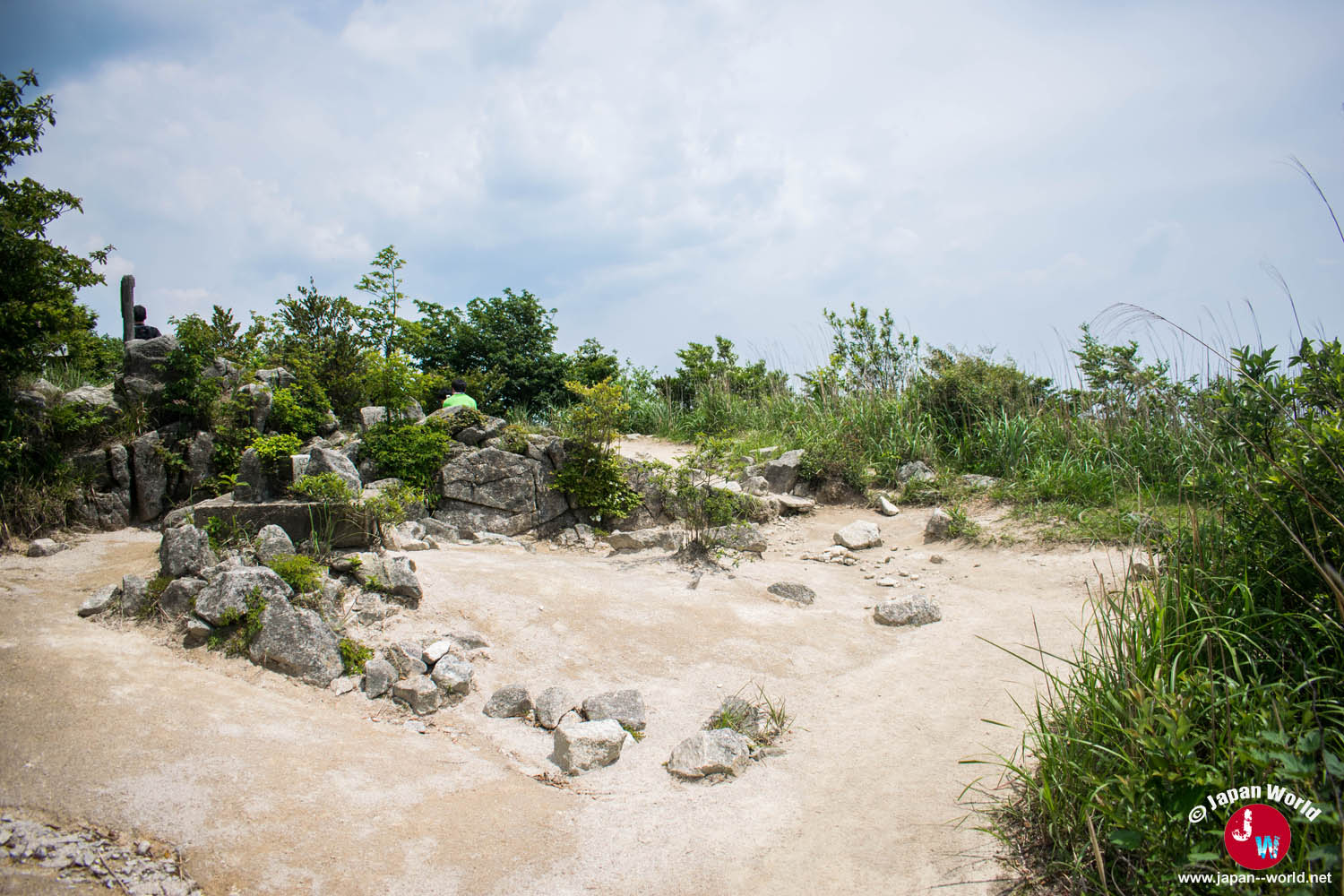 Repère et rochers au sommet du mont Sangunsan