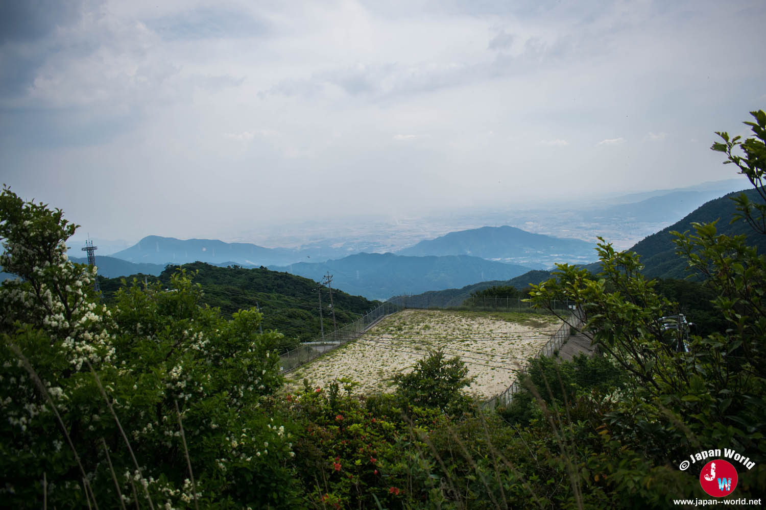 Panorama montagneux depuis les rochers du sommet de Sangunsan