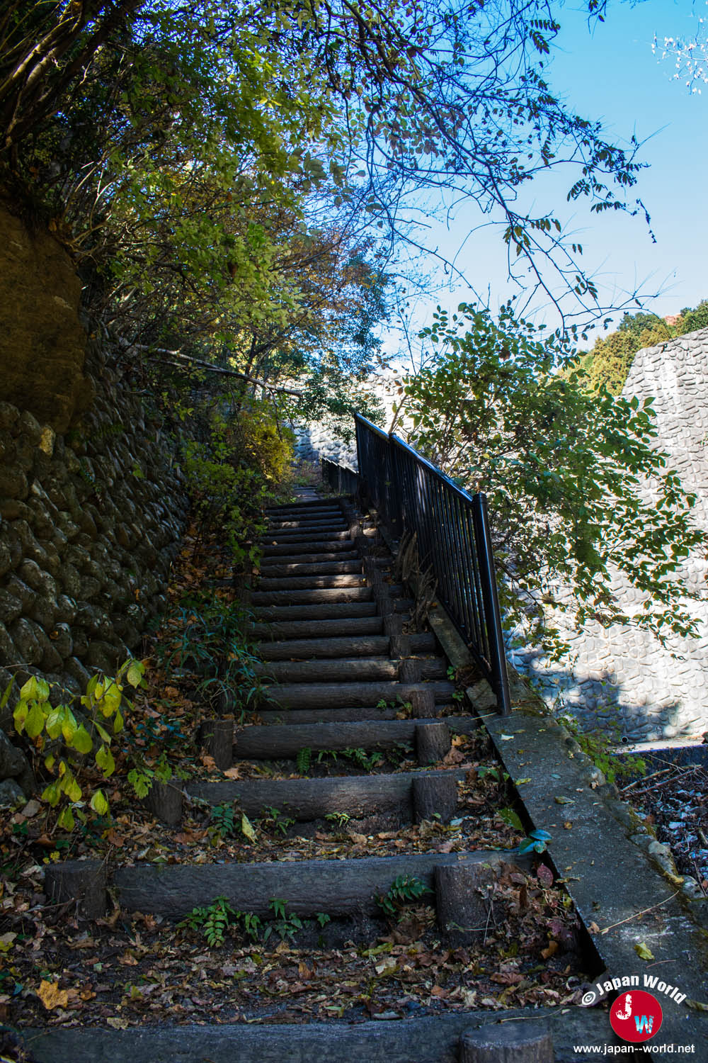 Escalier marquant le début de la randonnée de Takamizu-sanzan