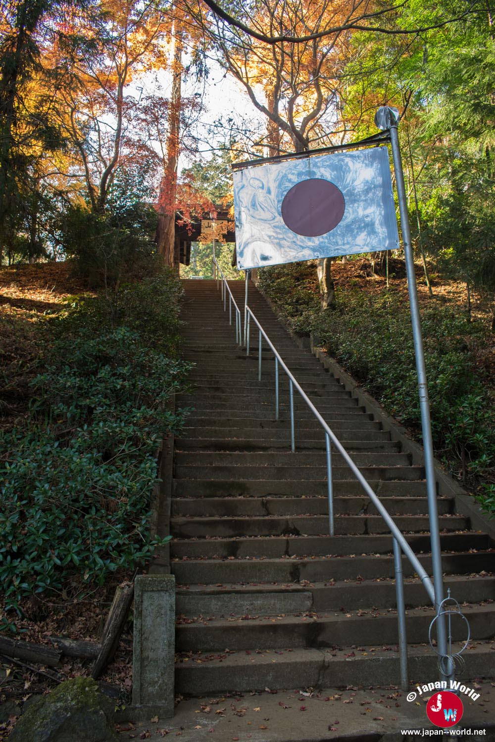 Escalier menant à la porte du temple de Takamizu-sanzan