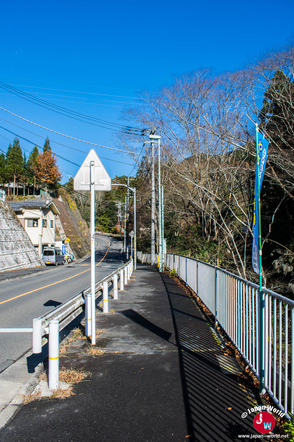 Trottoir longeant la rivière vers le départ de Takamizu-sanzan