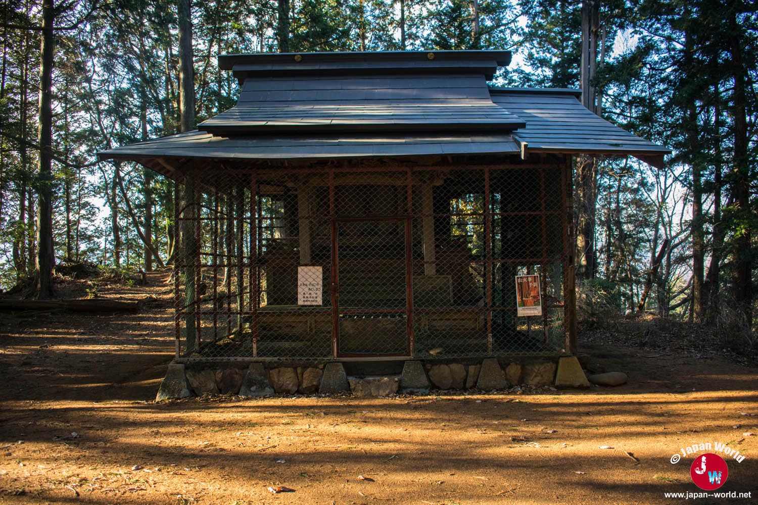 Petit temple grillagé au sommet du mont Sogaku
