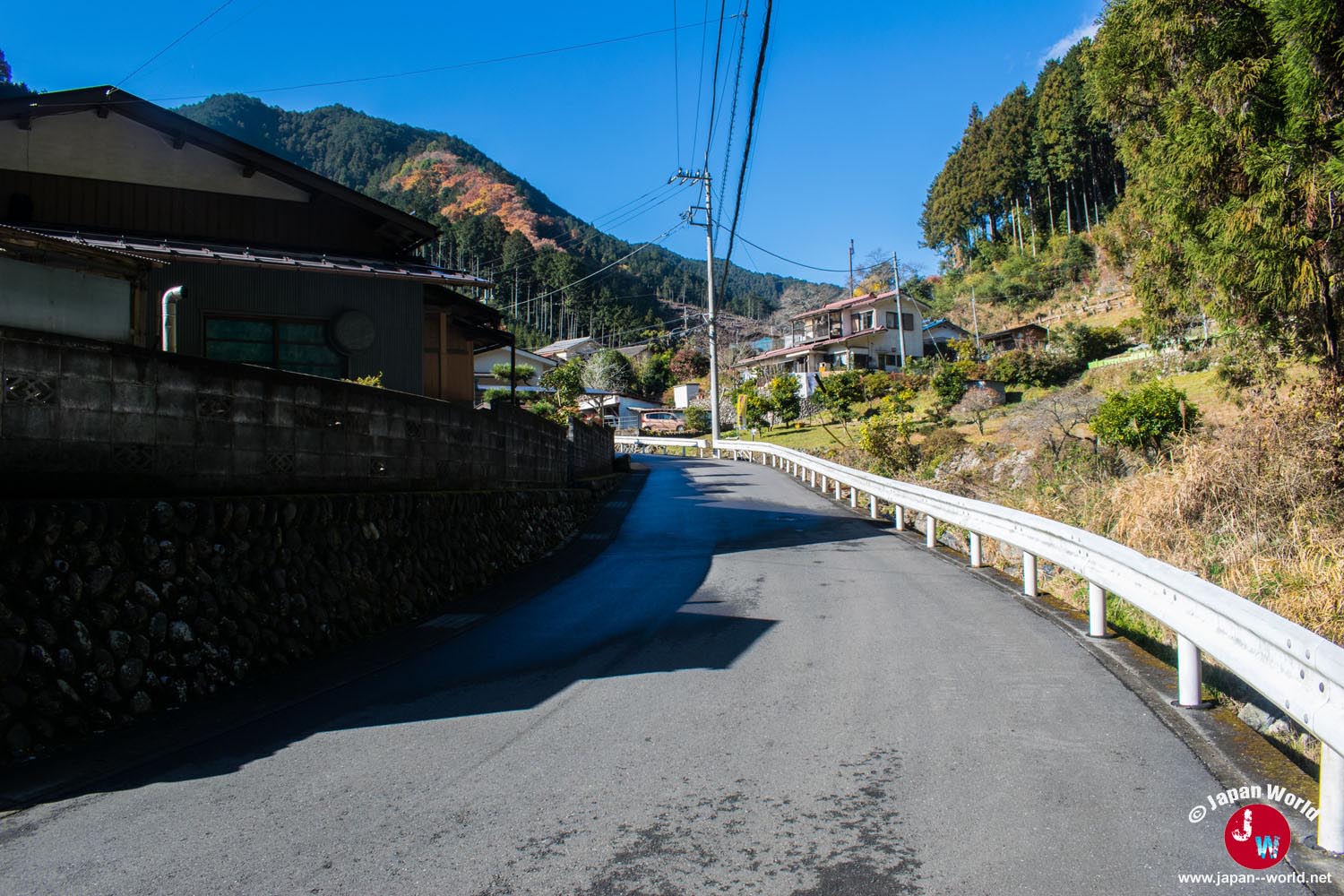 Route traversant le village avant la randonnée de Takamizu-sanzan