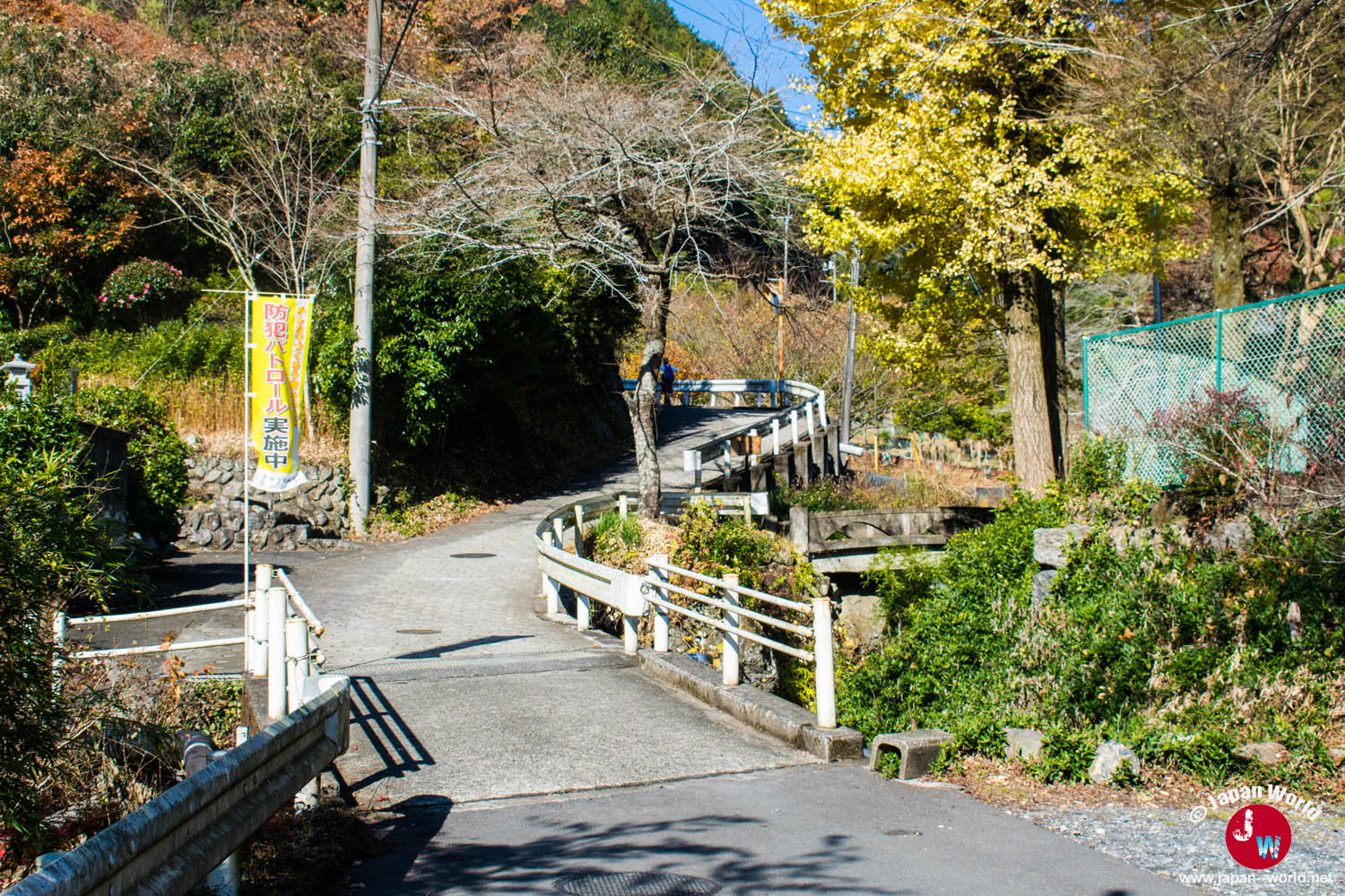 Route à traverser avant le sentier de Takamizu-sanzan