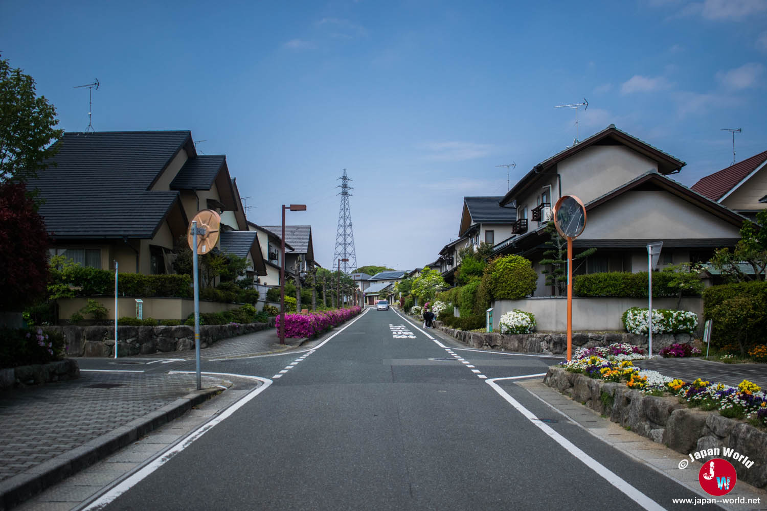 Route traversant un quartier résidentiel en direction du port d'Ainoshima
